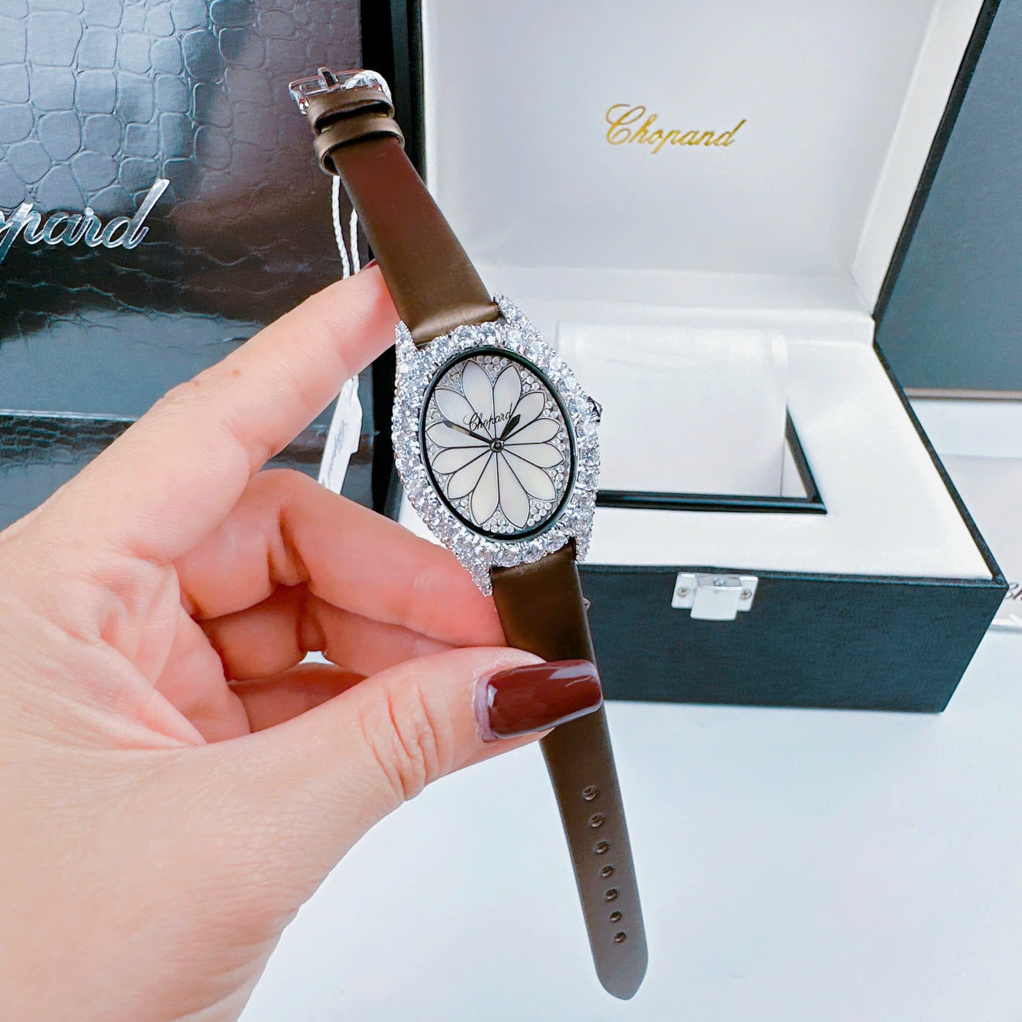 Đồng Hồ Chopard L'Heure Du Diamant |Nữ Giới |Đính Đá |Dây Da Nâu |Máy Pin (Quartz) |Size 32mm |donghogiatot.vn