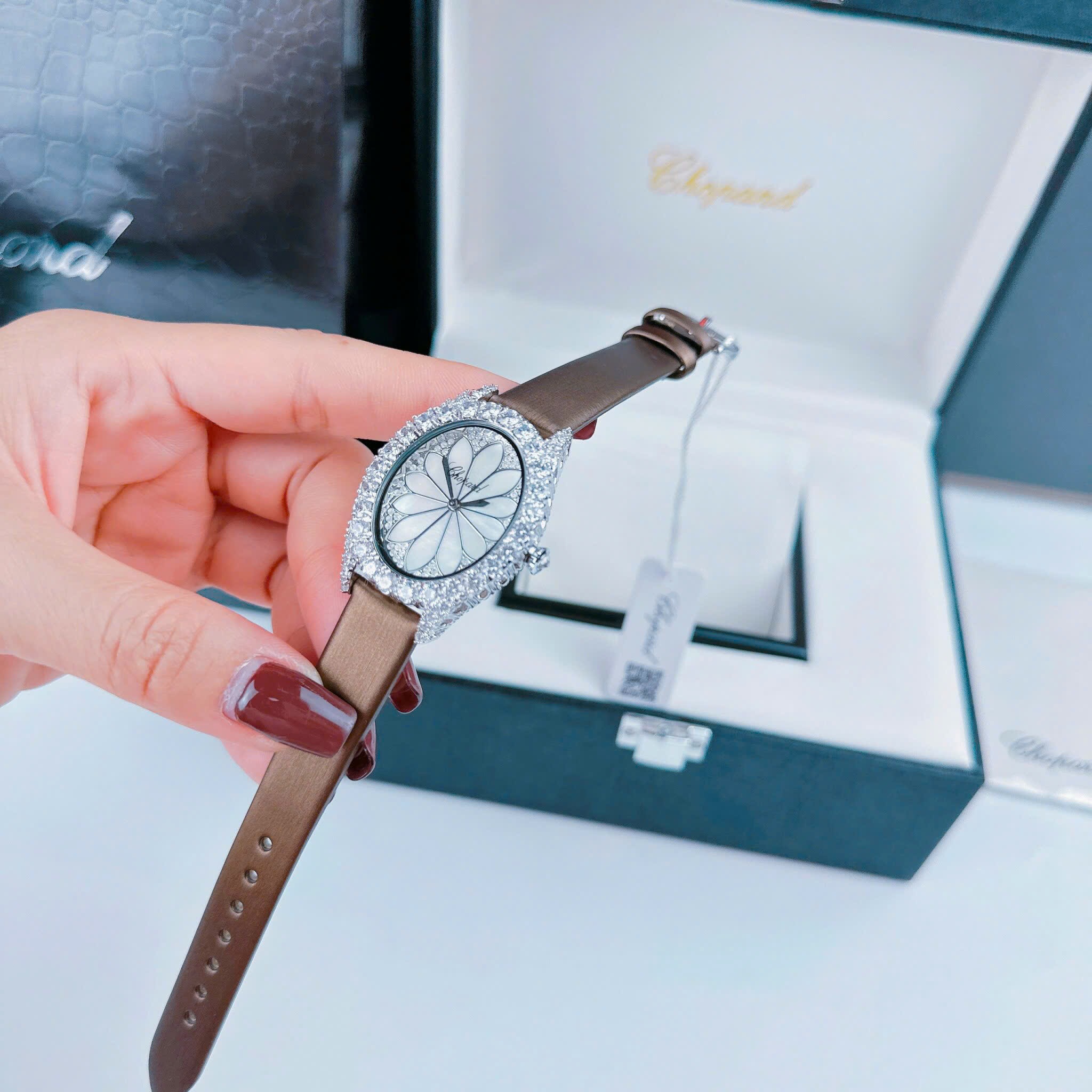 Đồng Hồ Chopard L'Heure Du Diamant |Nữ Giới |Đính Đá |Dây Da Nâu |Máy Pin (Quartz) |Size 32mm |donghogiatot.vn