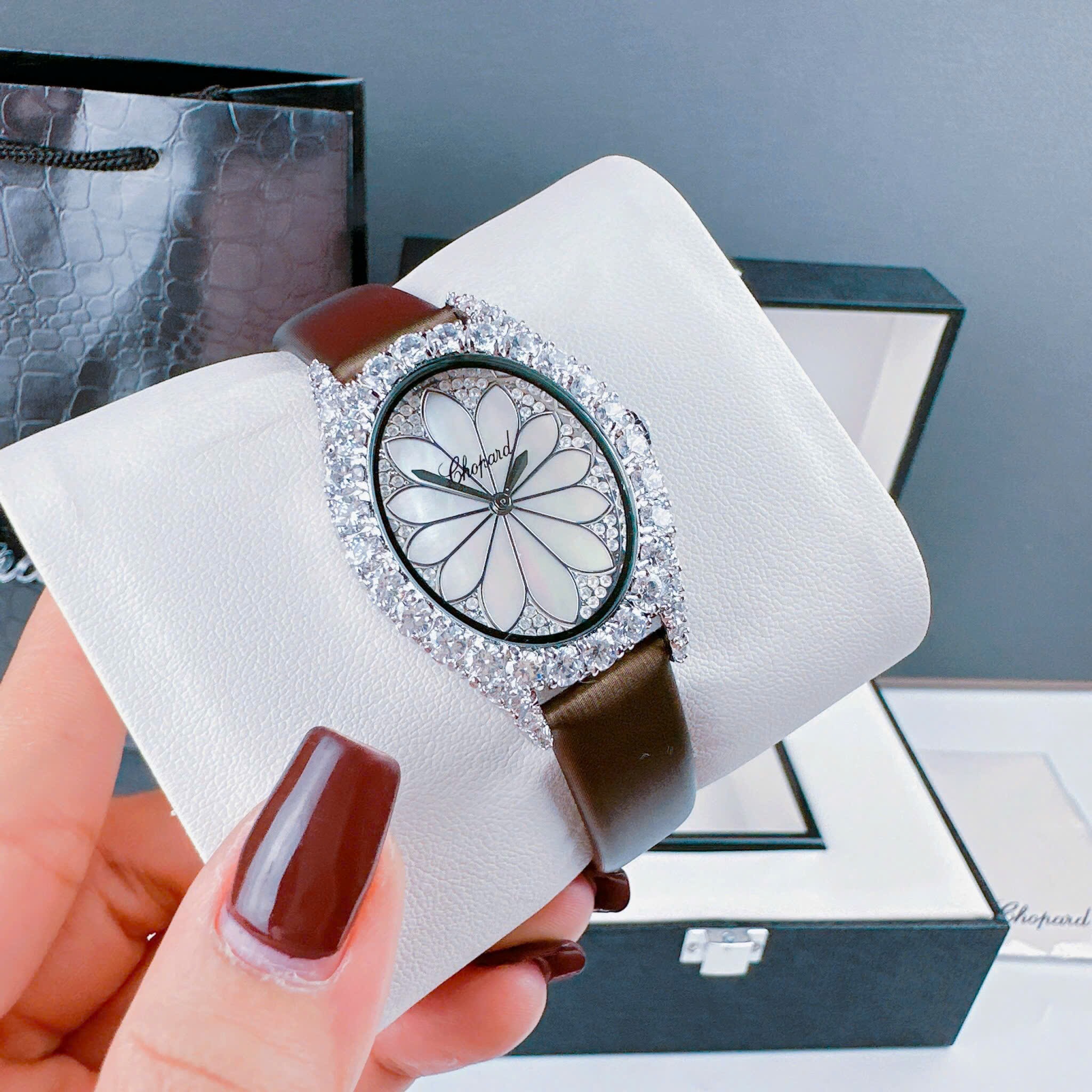 Đồng Hồ Chopard L'Heure Du Diamant |Nữ Giới |Đính Đá |Dây Da Nâu |Máy Pin (Quartz) |Size 32mm |donghogiatot.vn