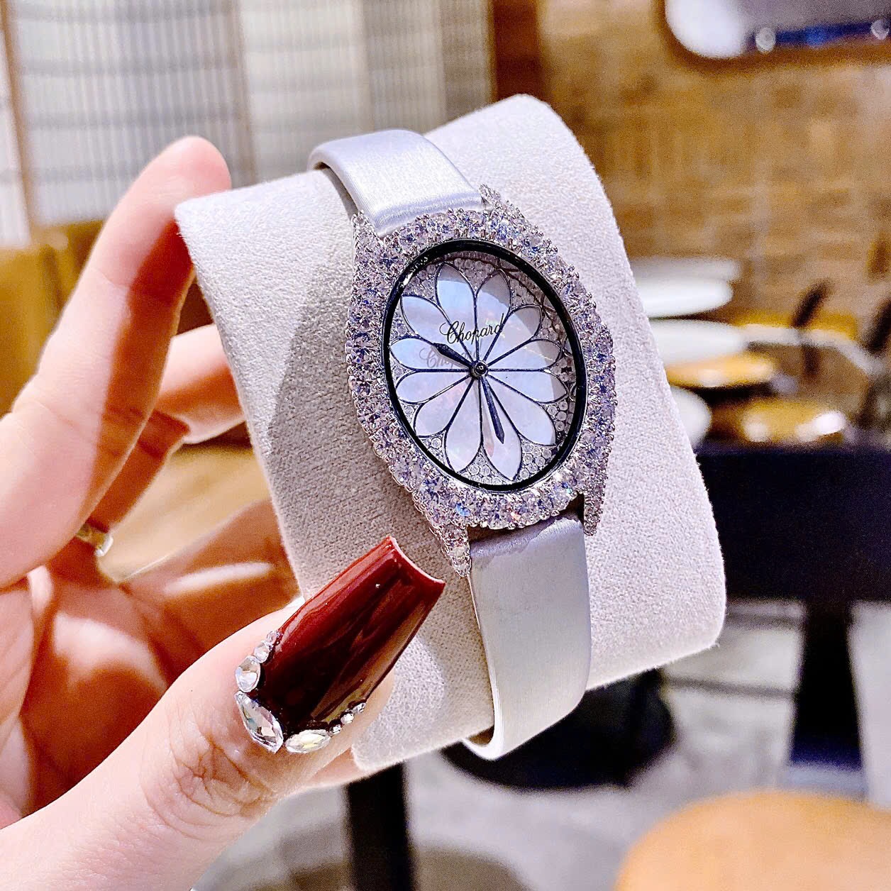 Đồng Hồ Chopard Mặt Bông Hoa Hồng |Nữ Giới |Đính Đá |Dây Da Trắng Bạc |Máy Pin (Quartz) |Size 32mm |donnghogiatot.vn