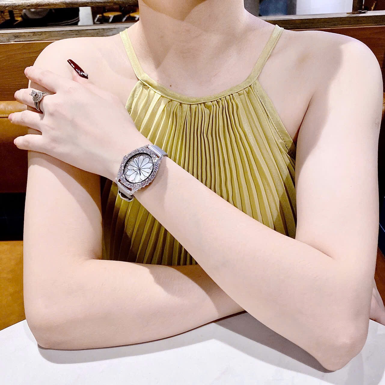 Đồng Hồ Chopard Mặt Bông Hoa Hồng |Nữ Giới |Đính Đá |Dây Da Trắng Bạc |Máy Pin (Quartz) |Size 32mm |donnghogiatot.vn