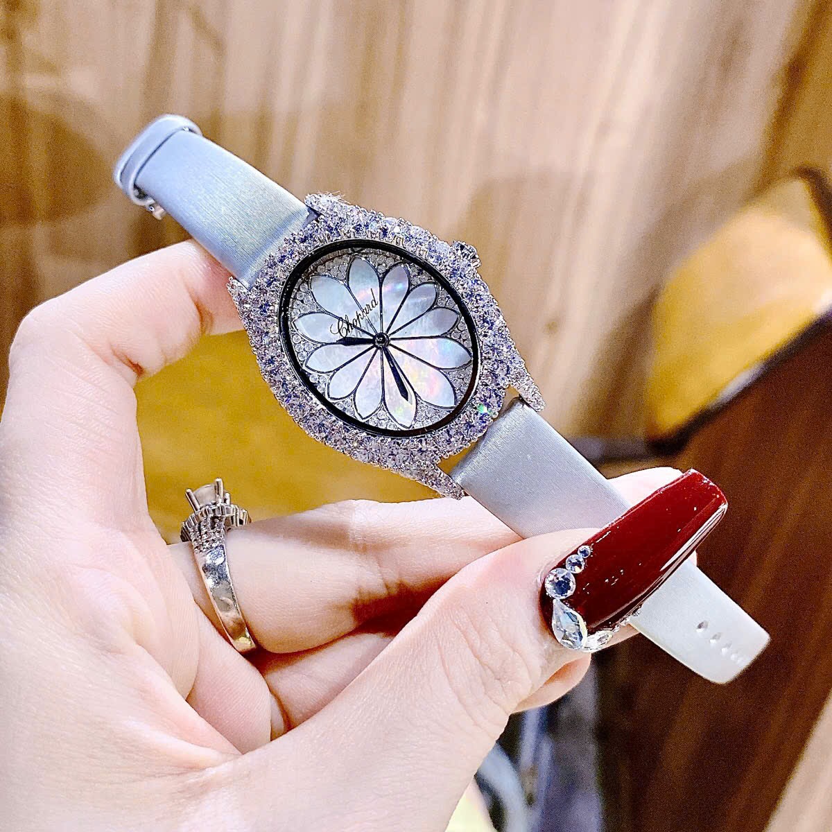 Đồng Hồ Chopard Mặt Bông Hoa Hồng |Nữ Giới |Đính Đá |Dây Da Trắng Bạc |Máy Pin (Quartz) |Size 32mm |donnghogiatot.vn