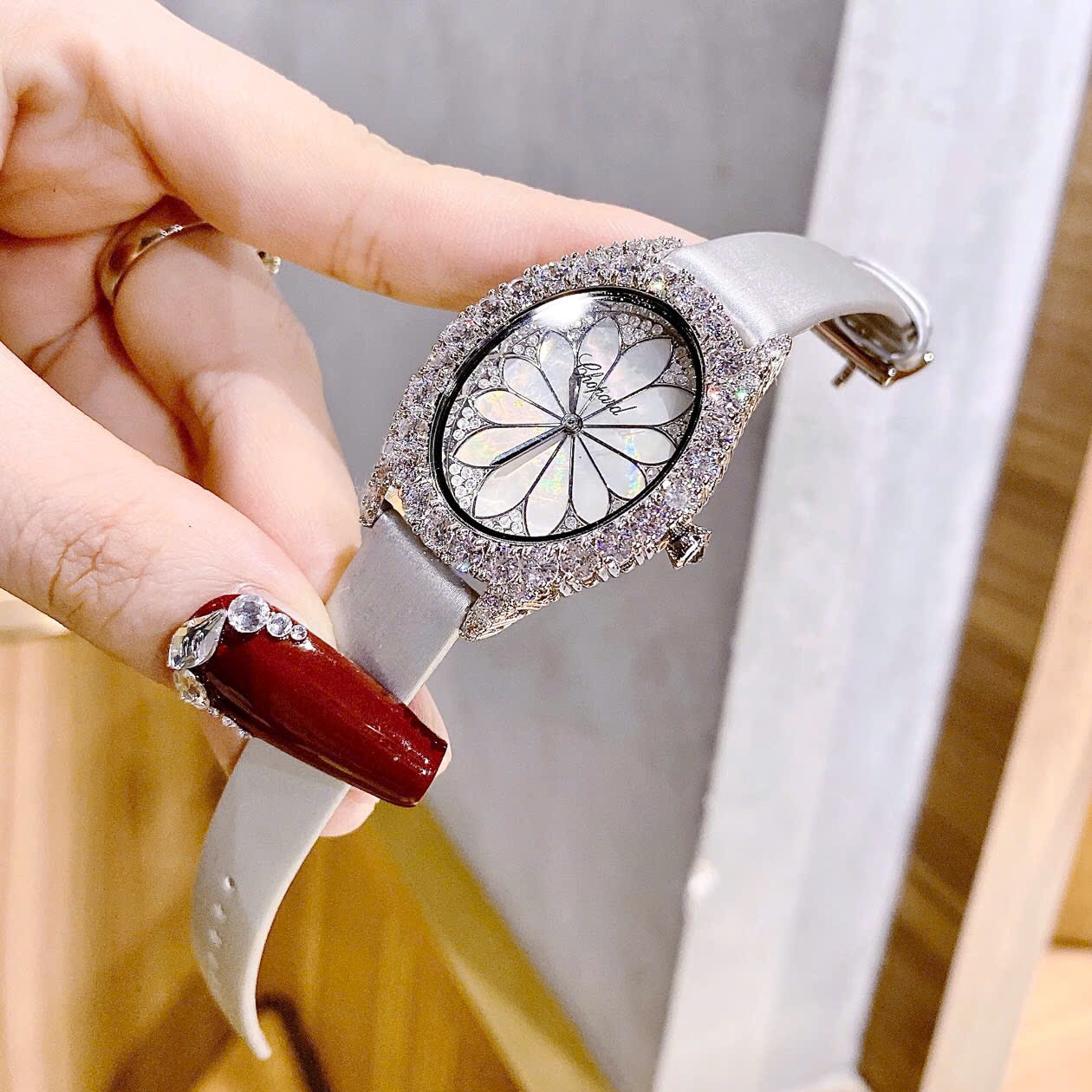 Đồng Hồ Chopard Mặt Bông Hoa Hồng |Nữ Giới |Đính Đá |Dây Da Trắng Bạc |Máy Pin (Quartz) |Size 32mm |donnghogiatot.vn