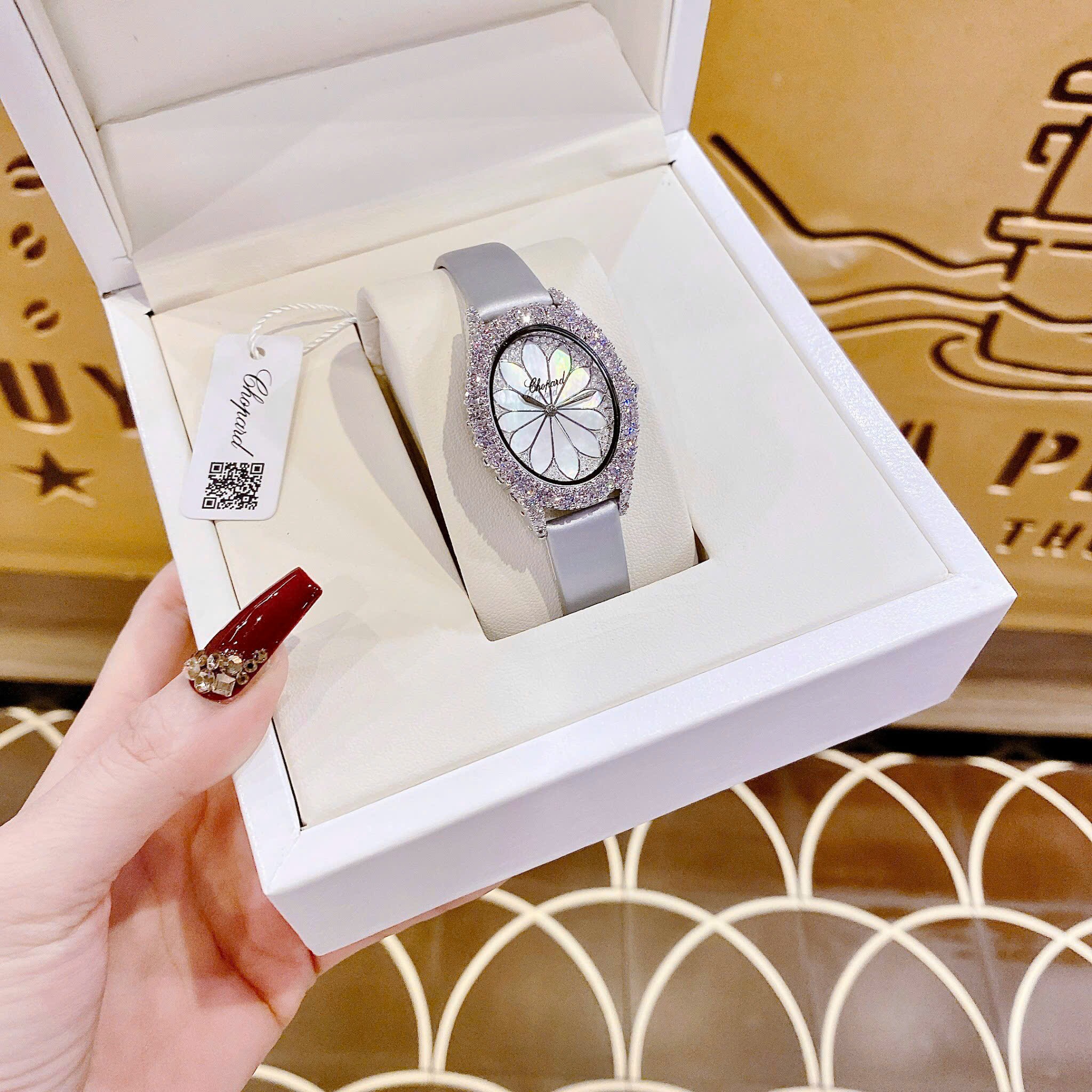 Đồng Hồ Chopard Mặt Bông Hoa Hồng |Nữ Giới |Đính Đá |Dây Da Trắng Bạc |Máy Pin (Quartz) |Size 32mm |donnghogiatot.vn