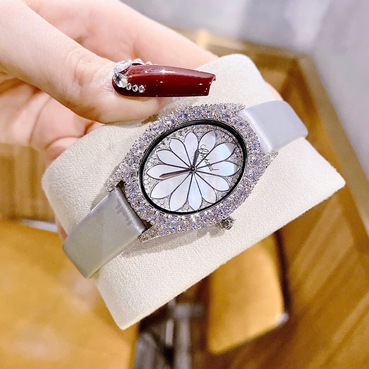 Đồng Hồ Chopard Mặt Bông Hoa Hồng |Nữ Giới |Đính Đá |Dây Da Trắng Bạc |Máy Pin (Quartz) |Size 32mm |donnghogiatot.vn