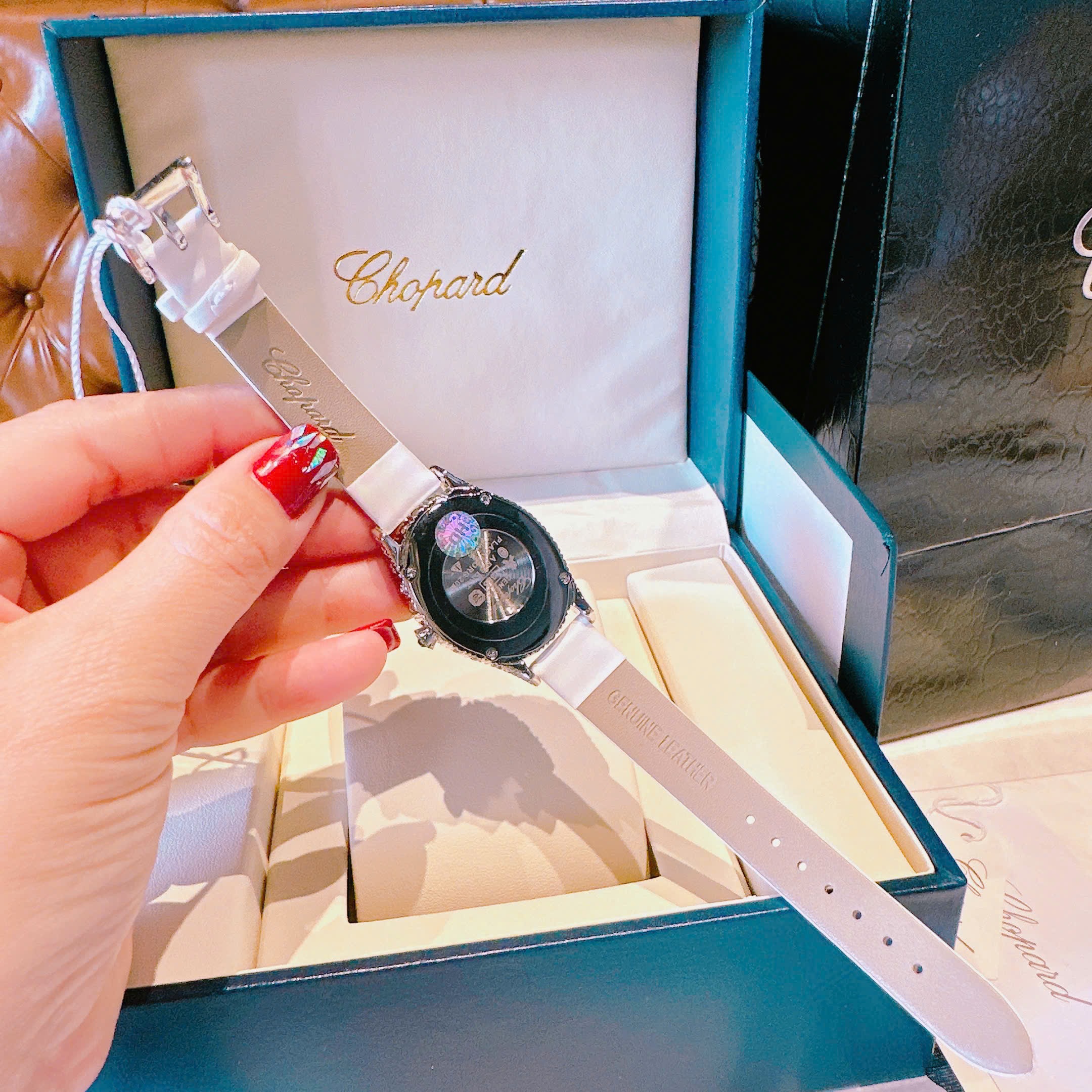 Đồng Hồ Chopard L'Heure Du Diamant |Nữ Giới |Đính Đá |Dây Da Trắng |Máy Pin (Quartz) |Size 32mm |donghogiatot.vn