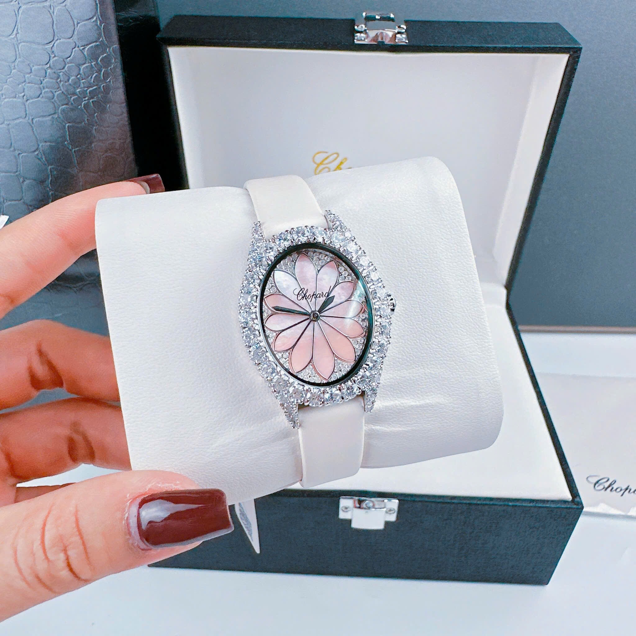 Đồng Hồ Chopard Mặt Bông Hoa Hồng |Nữ Giới |Đính Đá |Dây Da Trắng |Máy Pin (Quartz) |Size 32mm |donghogiatot.vn