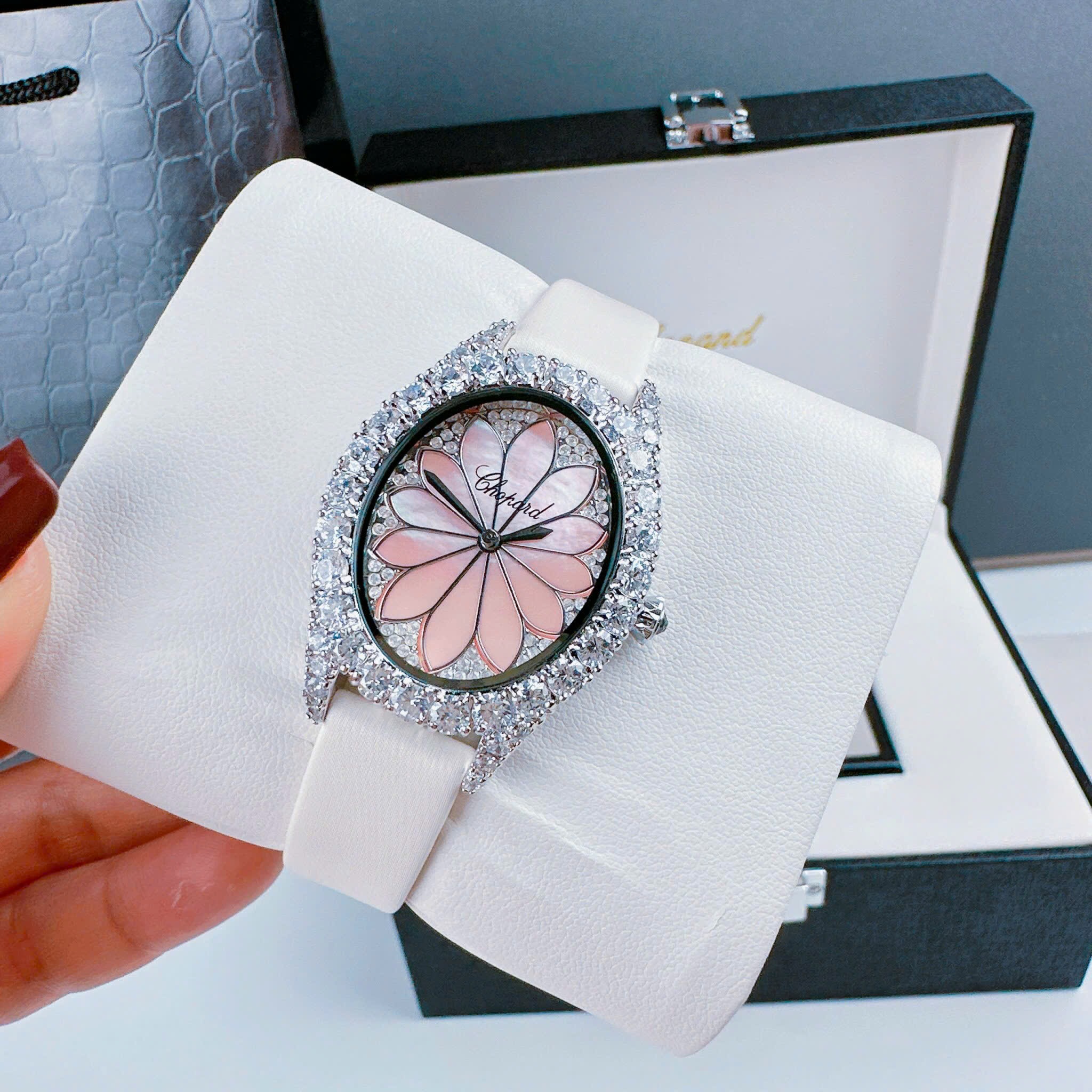 Đồng Hồ Chopard Mặt Bông Hoa Hồng |Nữ Giới |Đính Đá |Dây Da Trắng |Máy Pin (Quartz) |Size 32mm |donghogiatot.vn