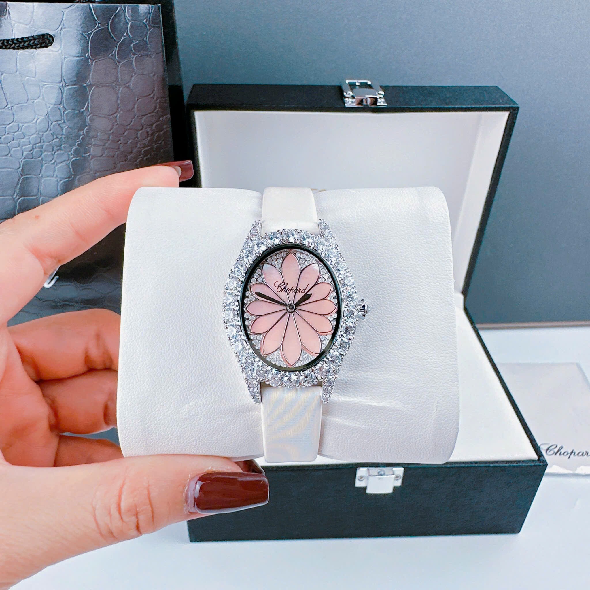 Đồng Hồ Chopard Mặt Bông Hoa Hồng |Nữ Giới |Đính Đá |Dây Da Trắng |Máy Pin (Quartz) |Size 32mm |donghogiatot.vn