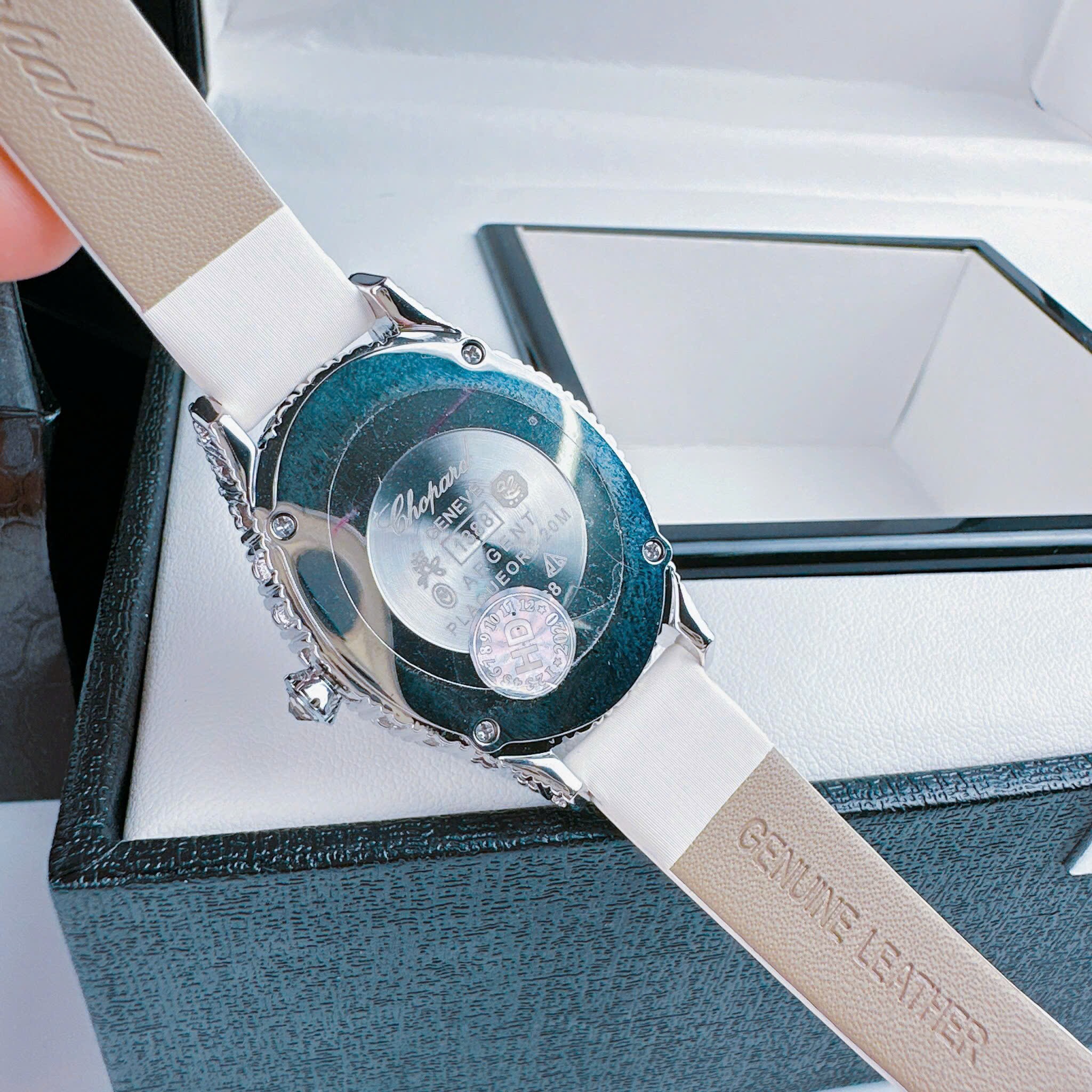 Đồng Hồ Chopard Mặt Bông Hoa Hồng |Nữ Giới |Đính Đá |Dây Da Trắng |Máy Pin (Quartz) |Size 32mm |donghogiatot.vn