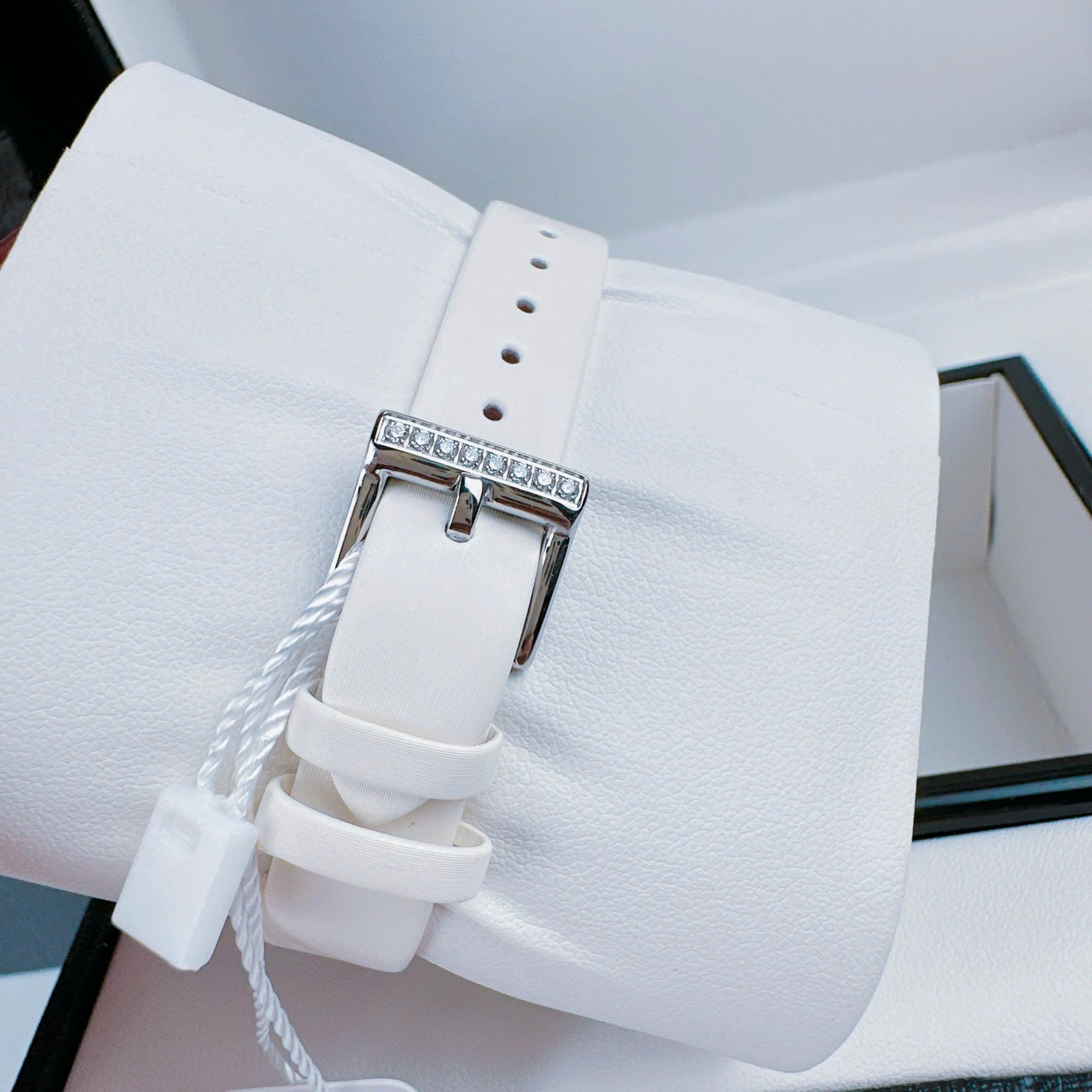 Đồng Hồ Chopard Mặt Bông Hoa Hồng |Nữ Giới |Đính Đá |Dây Da Trắng |Máy Pin (Quartz) |Size 32mm |donghogiatot.vn