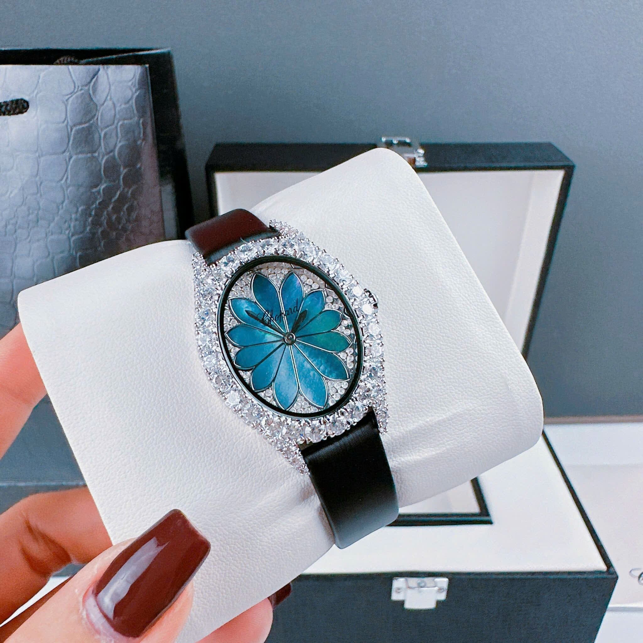 Đồng Hồ Chopard Mặt Bông Hoa Xanh |Nữ Giới |Đính Đá |Dây Da Đen |Máy Pin (Quartz) |Size 32mm |donghogiatot.vn