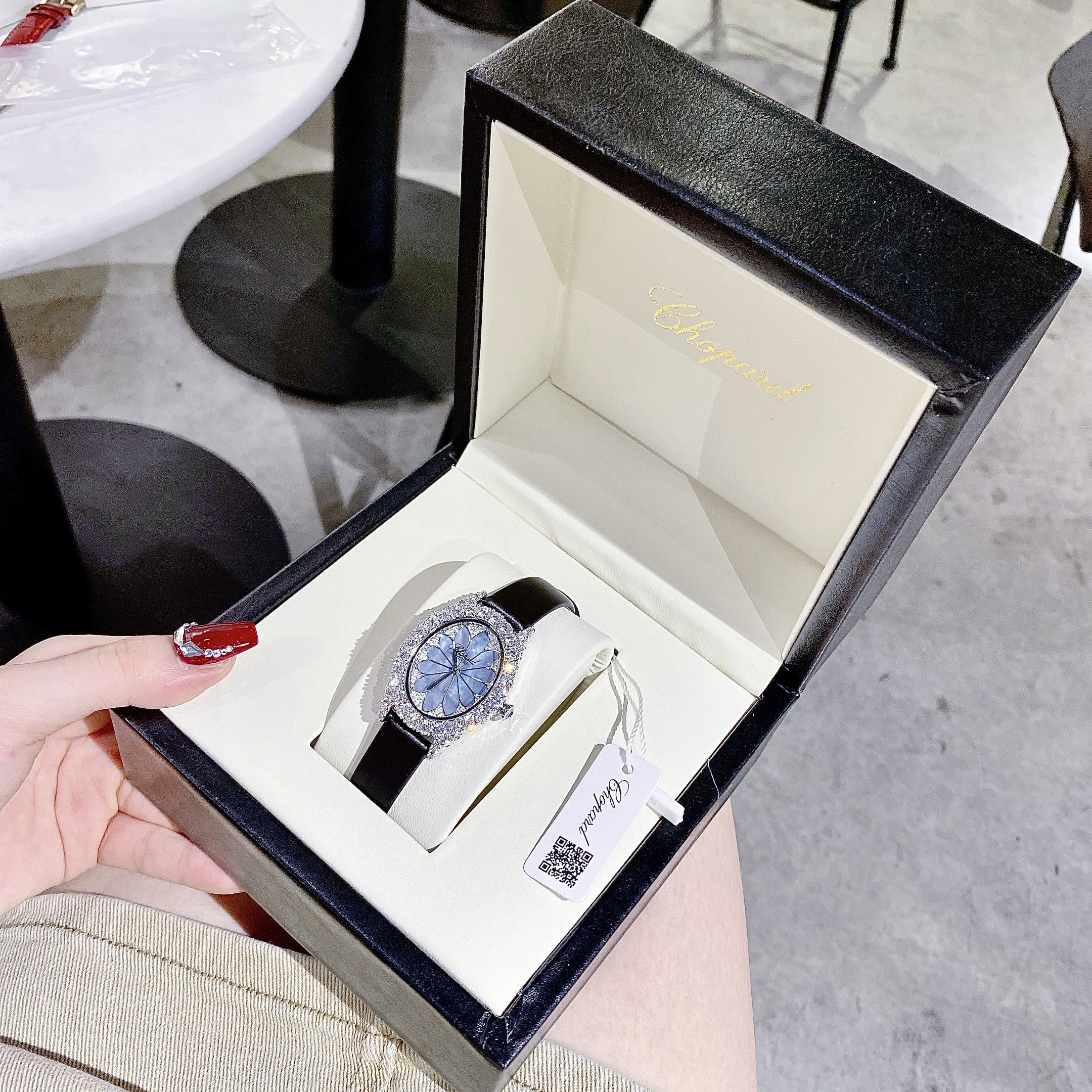 Đồng Hồ Chopard Mặt Bông Hoa Xanh |Nữ Giới |Đính Đá |Dây Da Đen |Máy Pin (Quartz) |Size 32mm |donghogiatot.vn