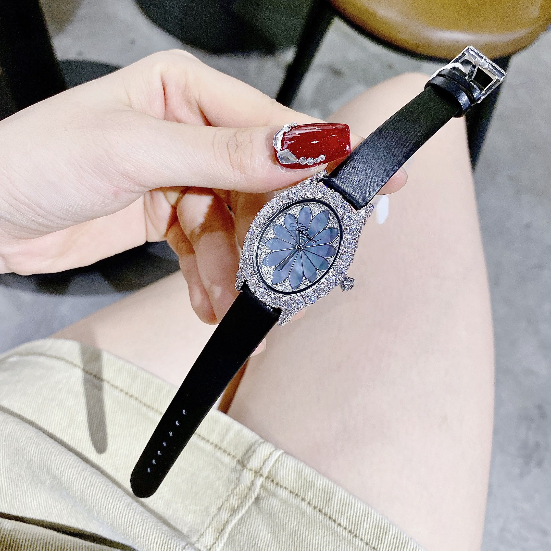 Đồng Hồ Chopard Mặt Bông Hoa Xanh |Nữ Giới |Đính Đá |Dây Da Đen |Máy Pin (Quartz) |Size 32mm |donghogiatot.vn