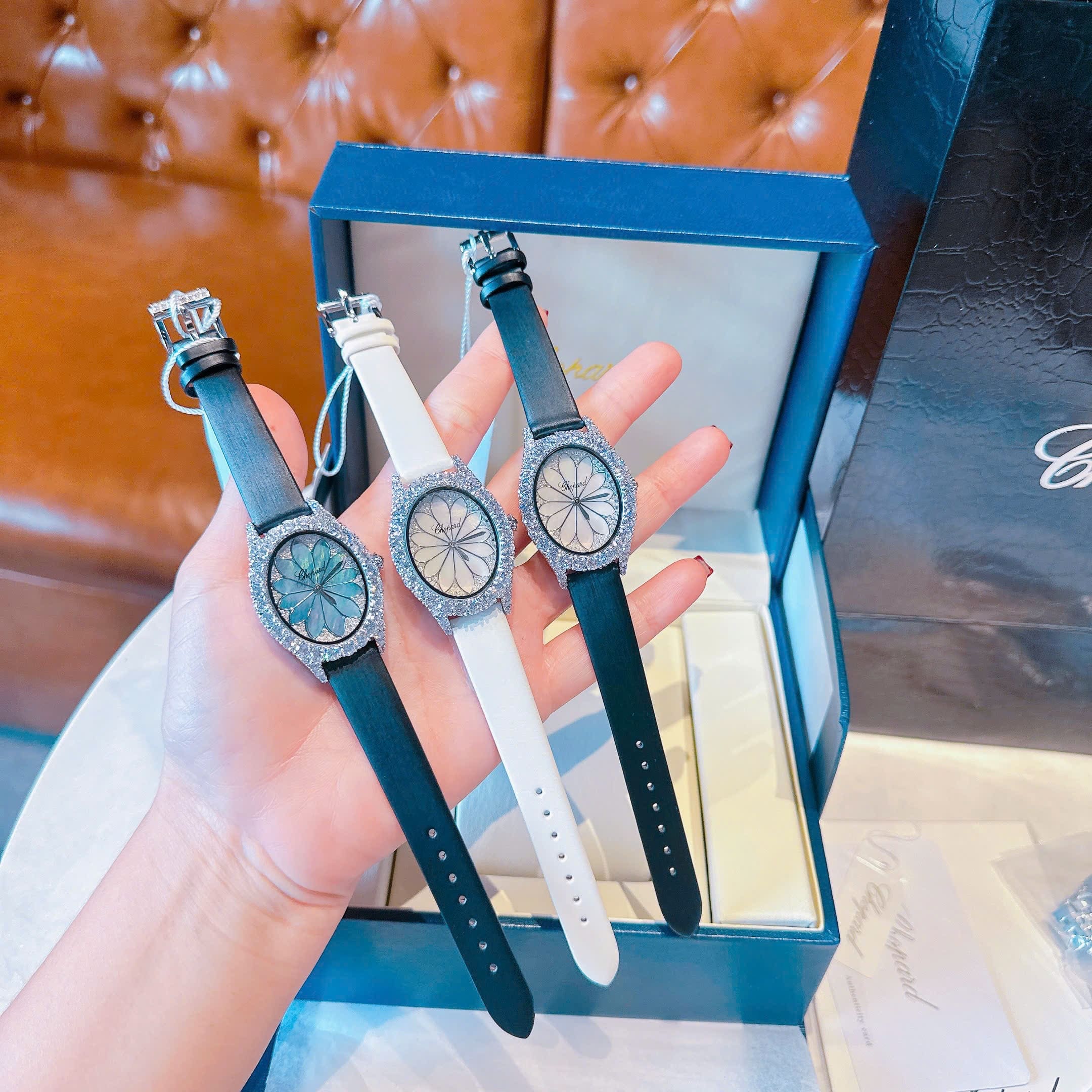 Đồng Hồ Chopard Mặt Bông Hoa Xanh |Nữ Giới |Đính Đá |Dây Da Đen |Máy Pin (Quartz) |Size 32mm |donghogiatot.vn