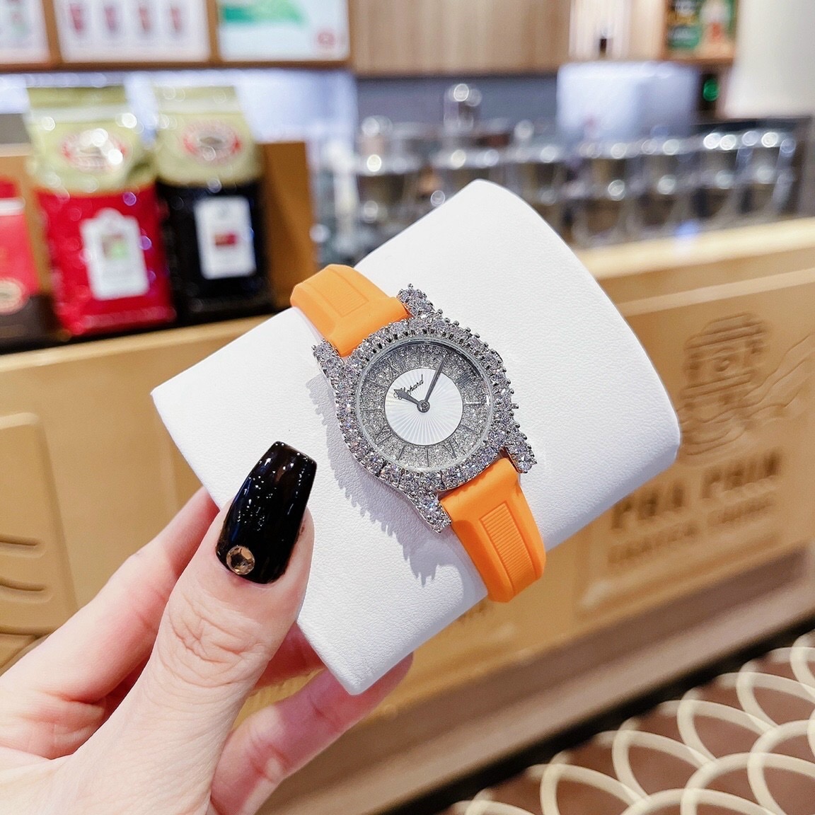 Đồng Hồ Chopard L'Heure Du Diamant |Nữ Giới |Đính Đá |Dây Cao Su Cam |Máy Pin (Quartz) |Size 32mm |donghogiatot.vn