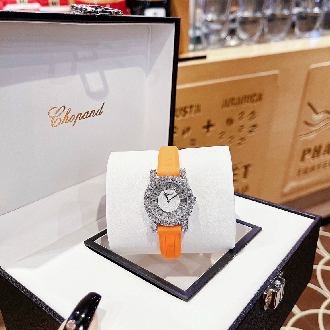 Đồng Hồ Chopard L'Heure Du Diamant |Nữ Giới |Đính Đá |Dây Cao Su Cam |Máy Pin (Quartz) |Size 32mm |donghogiatot.vn