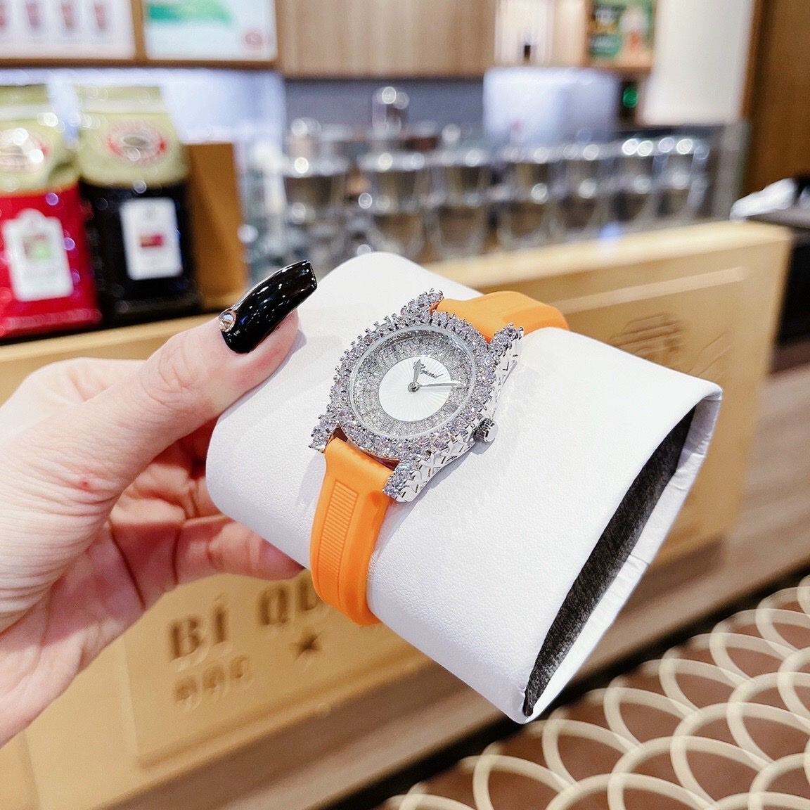 Đồng Hồ Chopard L'Heure Du Diamant |Nữ Giới |Đính Đá |Dây Cao Su Cam |Máy Pin (Quartz) |Size 32mm |donghogiatot.vn