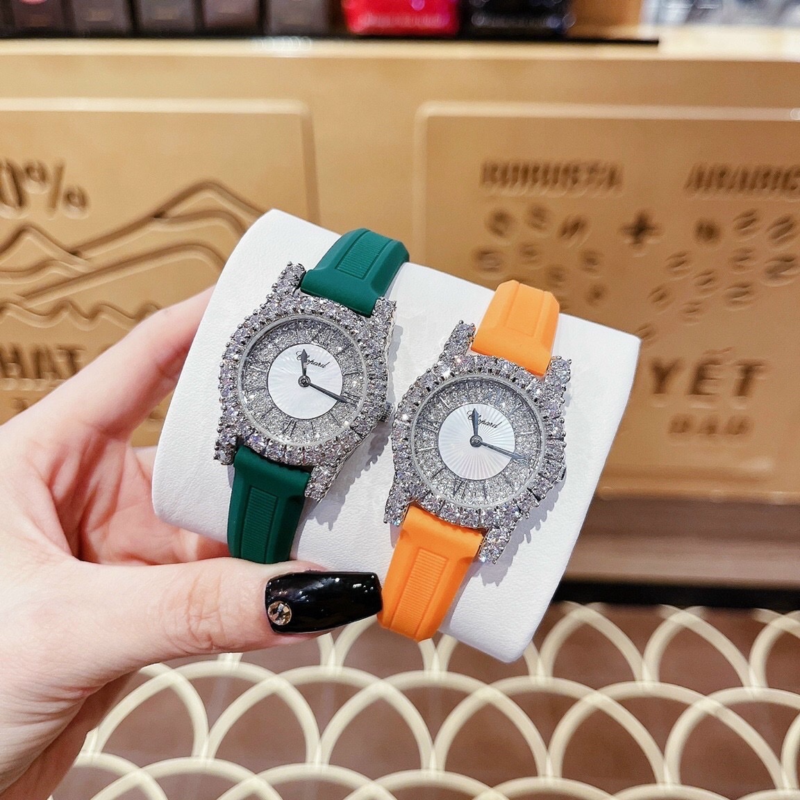 Đồng Hồ Chopard L'Heure Du Diamant |Nữ Giới |Đính Đá |Dây Cao Su Cam |Máy Pin (Quartz) |Size 32mm |donghogiatot.vn