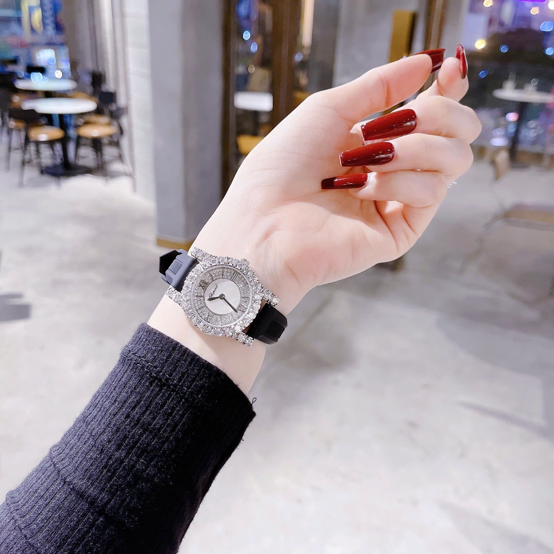 Đồng Hồ Chopard L'Heure Du Diamant |Nữ Giới |Đính Đá |Dây Cao Su Đen |Máy Pin (Quartz) |Size 32mm |donghogiatot.vn