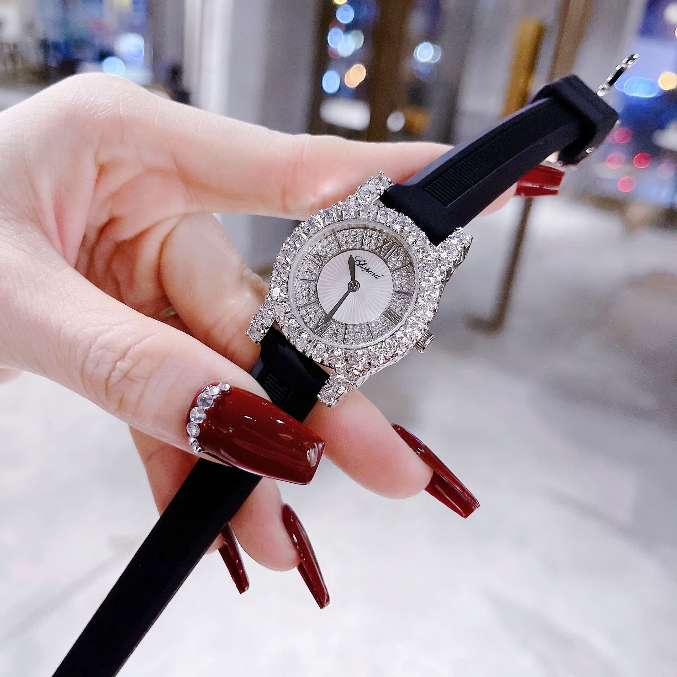 Đồng Hồ Chopard L'Heure Du Diamant |Nữ Giới |Đính Đá |Dây Cao Su Đen |Máy Pin (Quartz) |Size 32mm |donghogiatot.vn