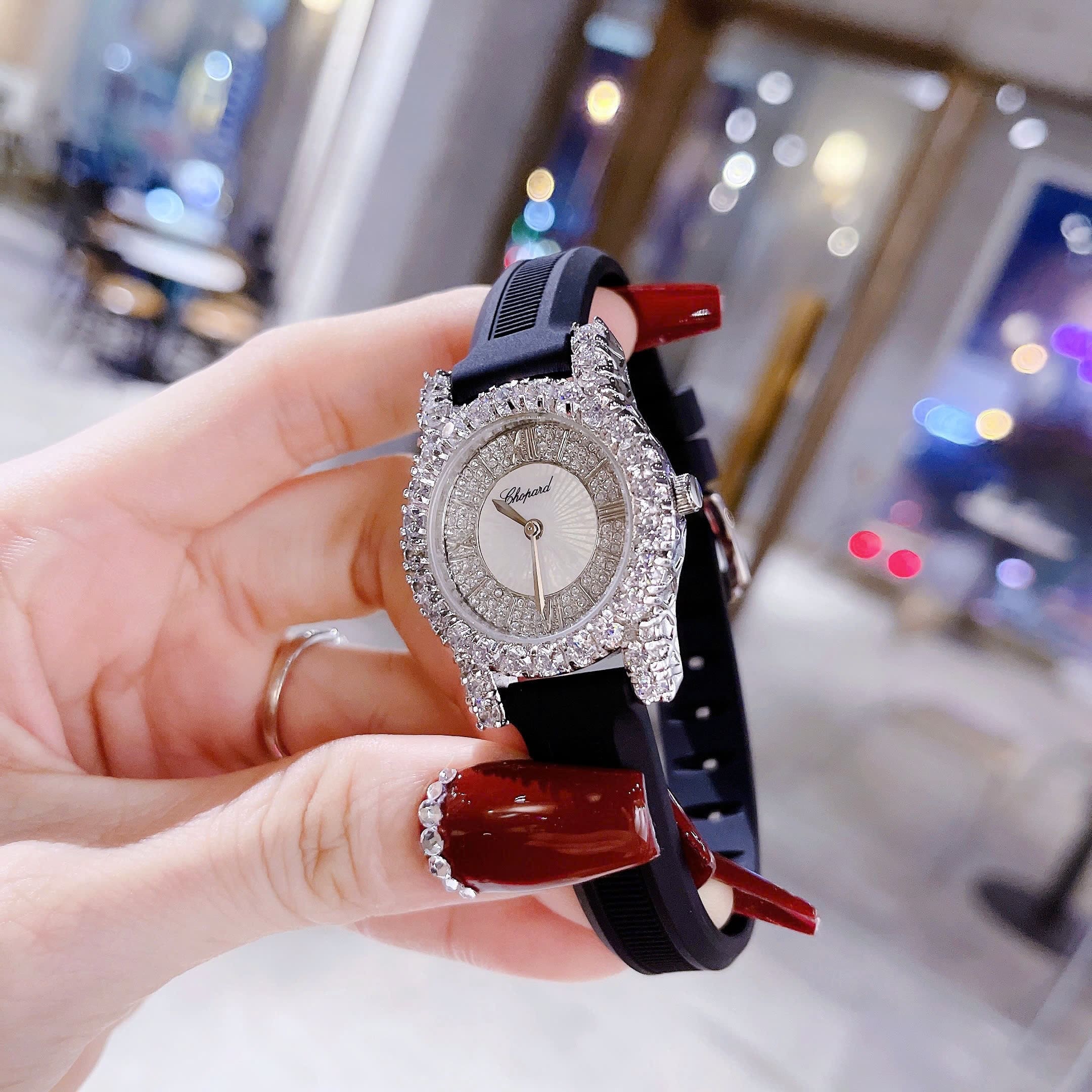 Đồng Hồ Chopard L'Heure Du Diamant |Nữ Giới |Đính Đá |Dây Cao Su Đen |Máy Pin (Quartz) |Size 32mm |donghogiatot.vn