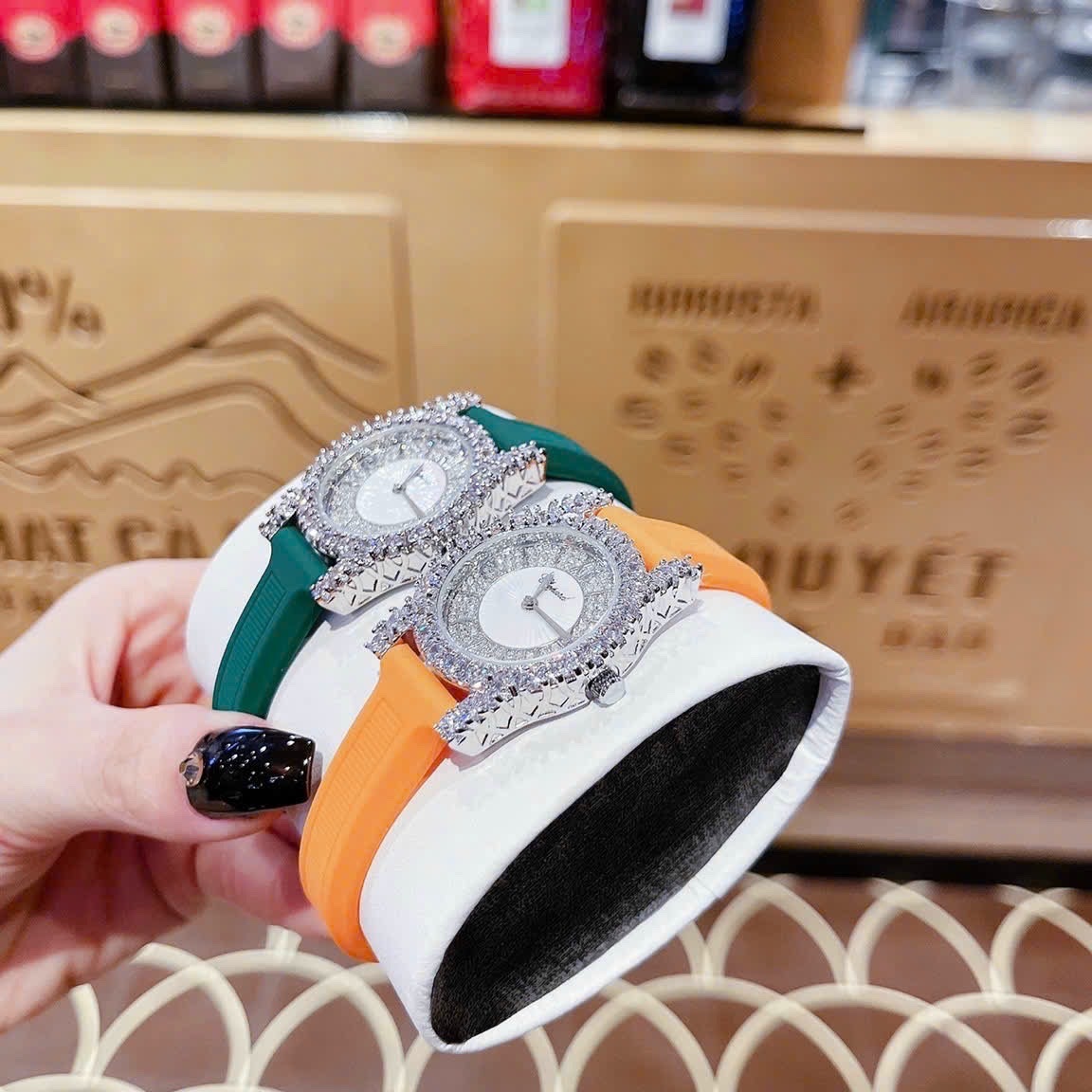 Đồng Hồ Chopard L'Heure Du Diamant |Nữ Giới |Đính Đá |Dây Cao Su Xanh Lá |Máy Pin (Quartz) |Size 32mm |donghogiatot.vn