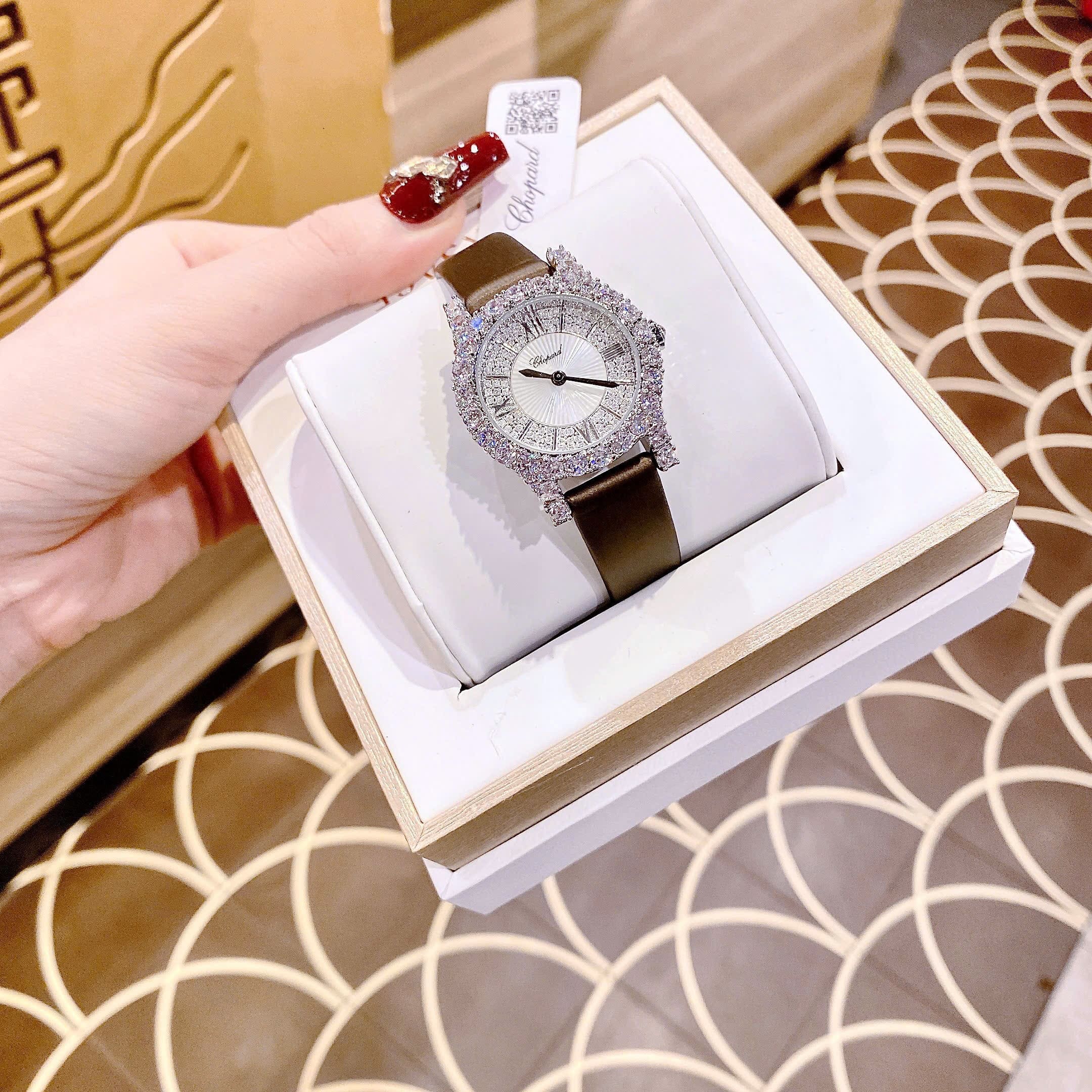 Đồng Hồ Chopard L'Heure Du Diamant |Nữ Giới |Mặt Tròn |Đính Đá |Dây Da Nâu |Máy Pin (Quartz) |Size 32mm |donghogiatot.vn