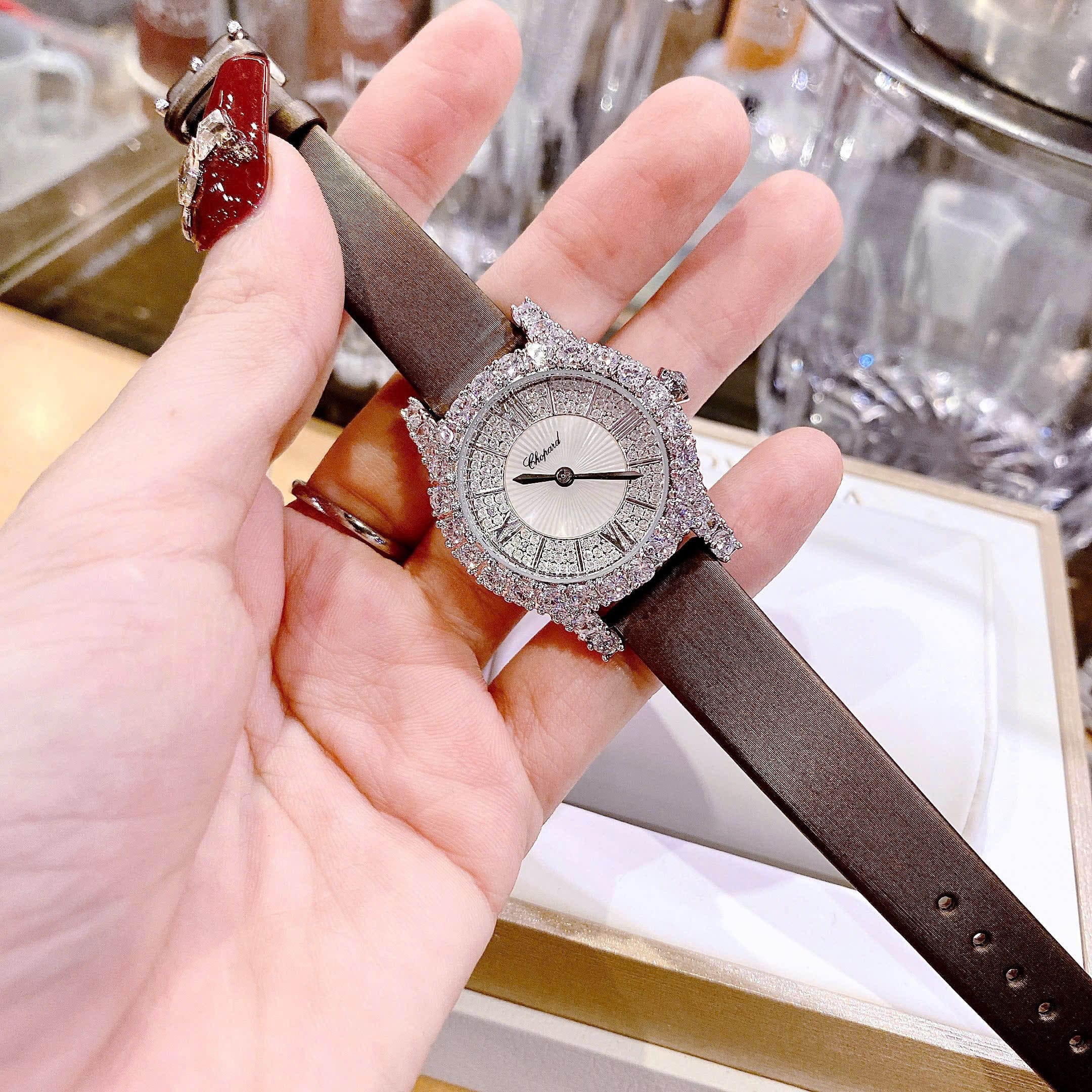 Đồng Hồ Chopard L'Heure Du Diamant |Nữ Giới |Mặt Tròn |Đính Đá |Dây Da Nâu |Máy Pin (Quartz) |Size 32mm |donghogiatot.vn