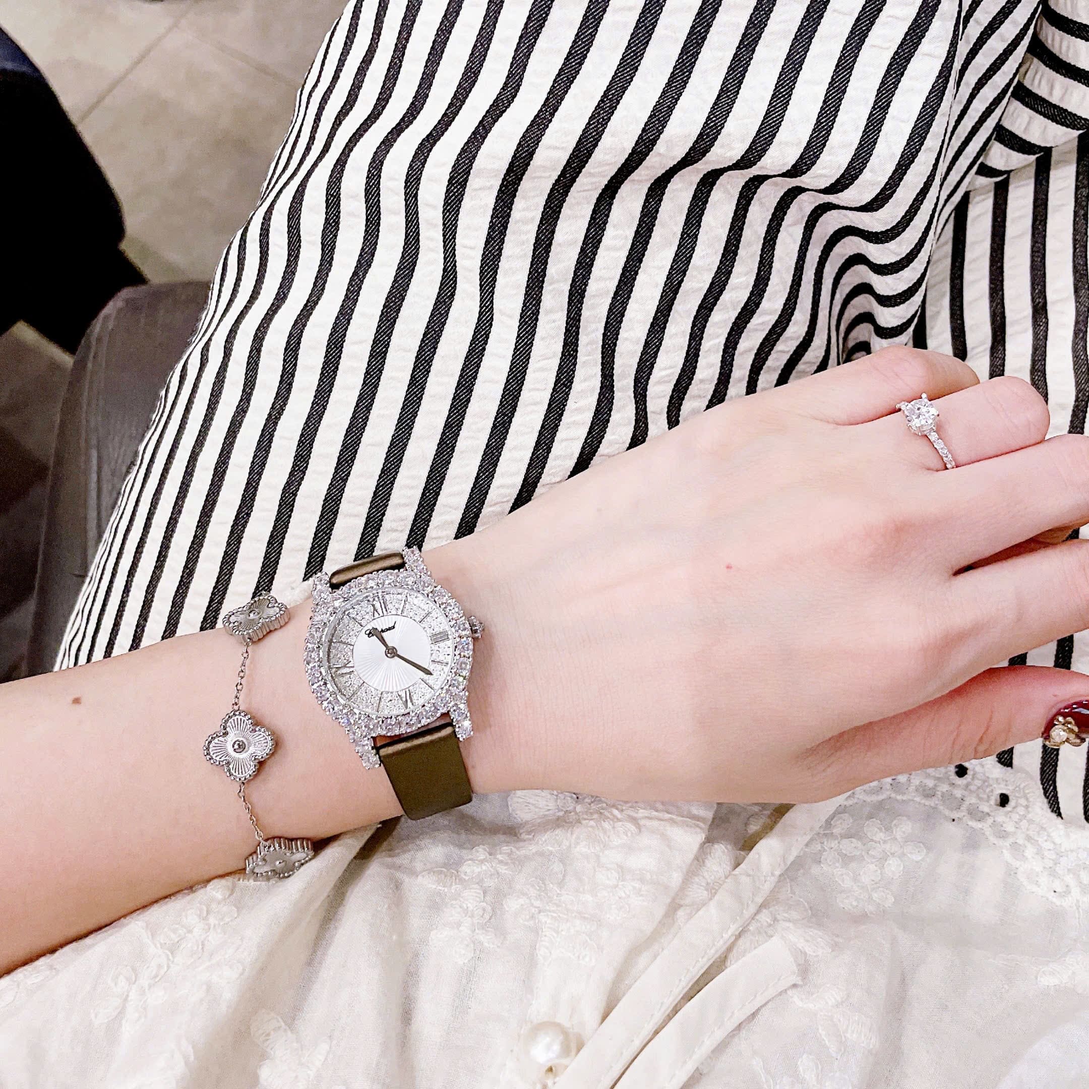 Đồng Hồ Chopard L'Heure Du Diamant |Nữ Giới |Mặt Tròn |Đính Đá |Dây Da Nâu |Máy Pin (Quartz) |Size 32mm |donghogiatot.vn