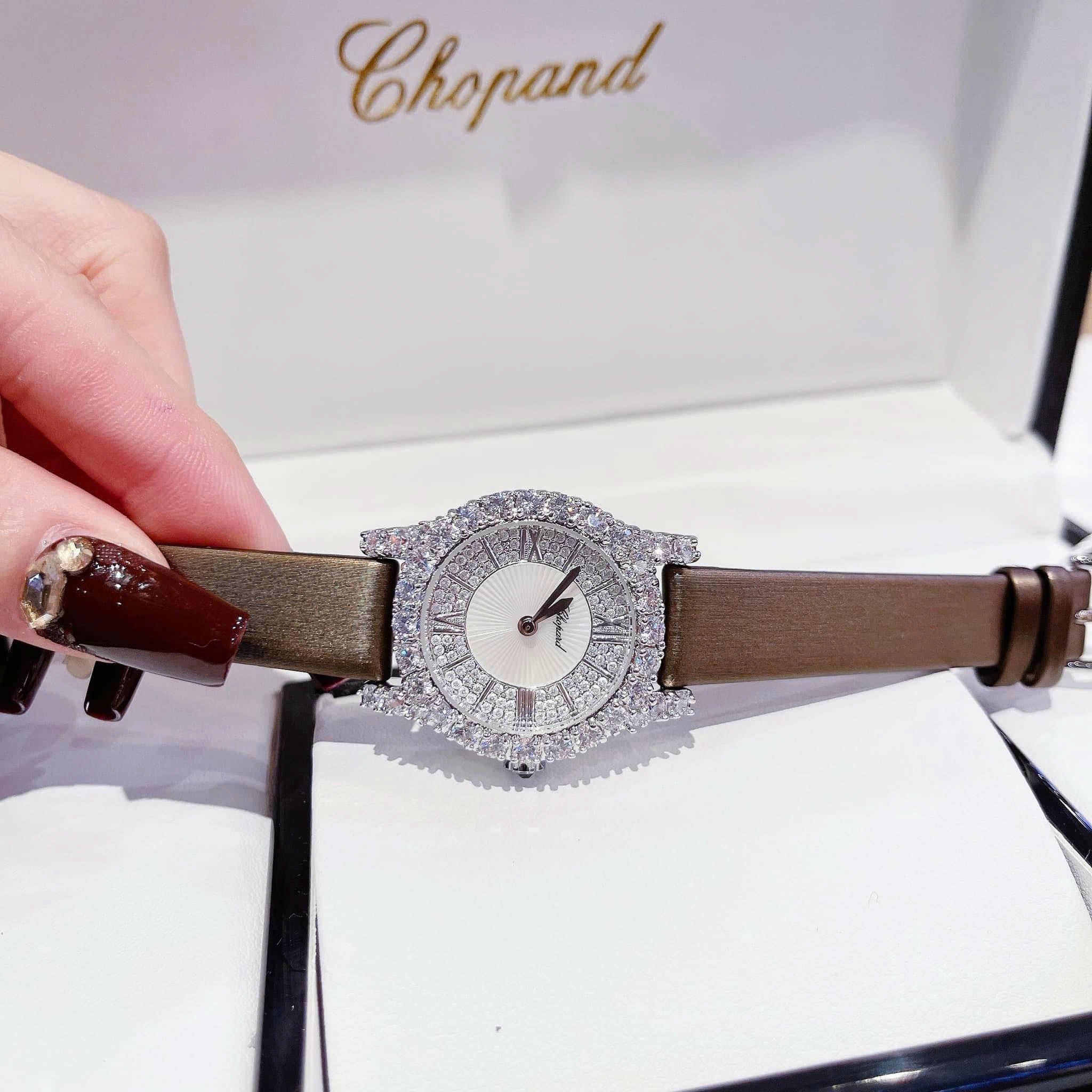Đồng Hồ Chopard L'Heure Du Diamant |Nữ Giới |Mặt Tròn |Đính Đá |Dây Da Nâu |Máy Pin (Quartz) |Size 32mm |donghogiatot.vn