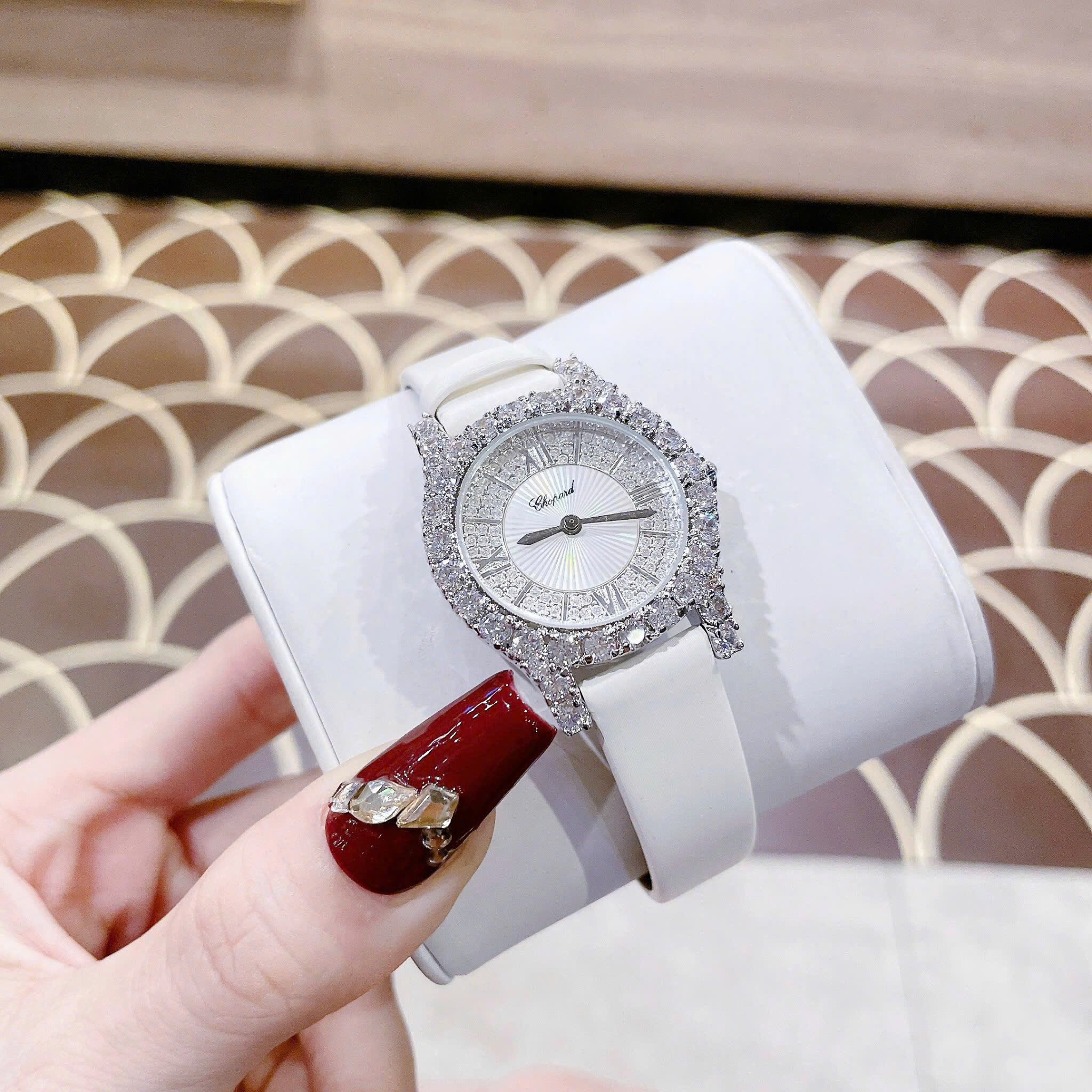 Đồng Hồ Chopard L'Heure Du Diamant |Nữ Giới |Mặt Tròn |Đính Đá |Dây Da Trắng |Máy Pin (Quartz) |Size 32mm |donghogiatot.vn