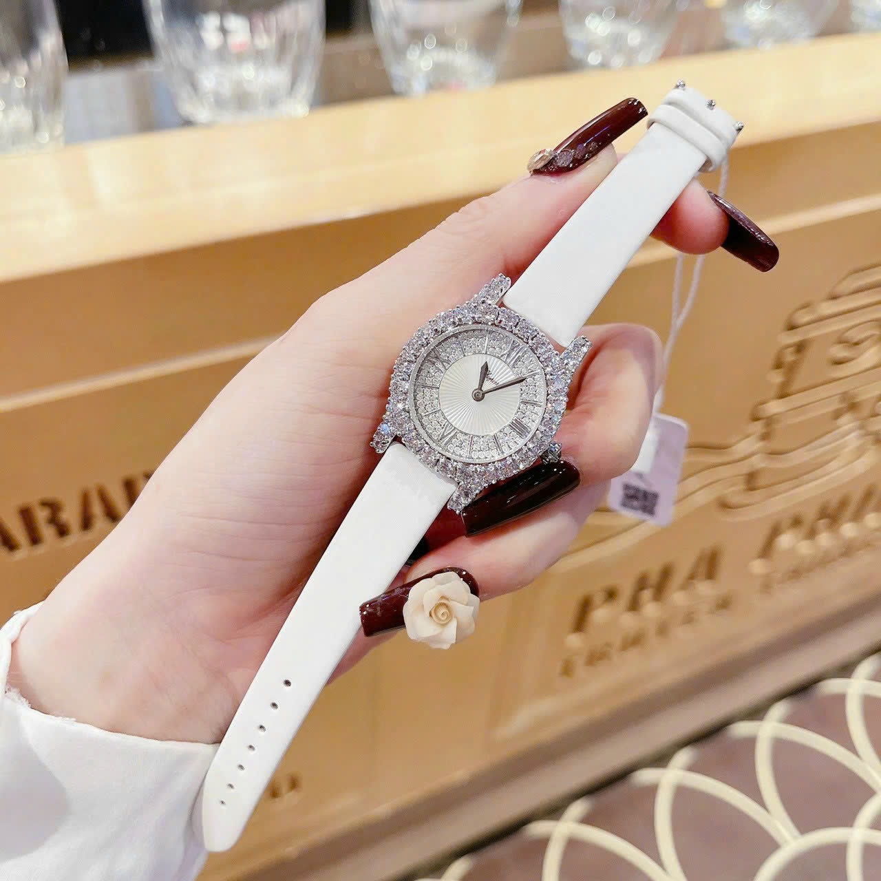 Đồng Hồ Chopard L'Heure Du Diamant |Nữ Giới |Mặt Tròn |Đính Đá |Dây Da Trắng |Máy Pin (Quartz) |Size 32mm |donghogiatot.vn