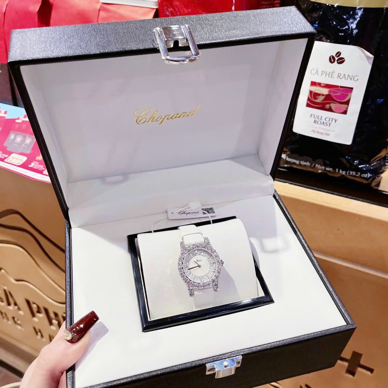 Đồng Hồ Chopard L'Heure Du Diamant |Nữ Giới |Mặt Tròn |Đính Đá |Dây Da Trắng |Máy Pin (Quartz) |Size 32mm |donghogiatot.vn