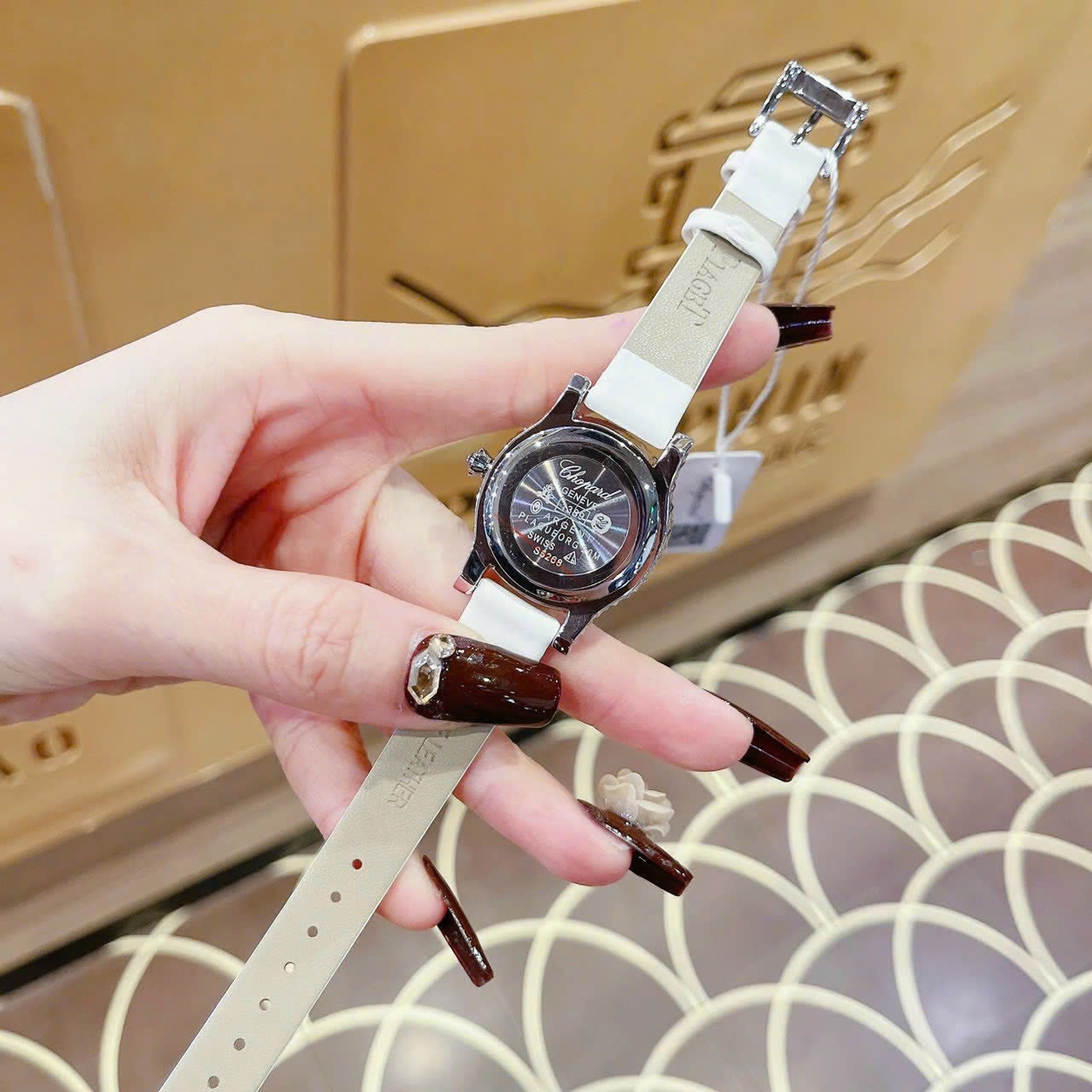 Đồng Hồ Chopard L'Heure Du Diamant |Nữ Giới |Mặt Tròn |Đính Đá |Dây Da Trắng |Máy Pin (Quartz) |Size 32mm |donghogiatot.vn