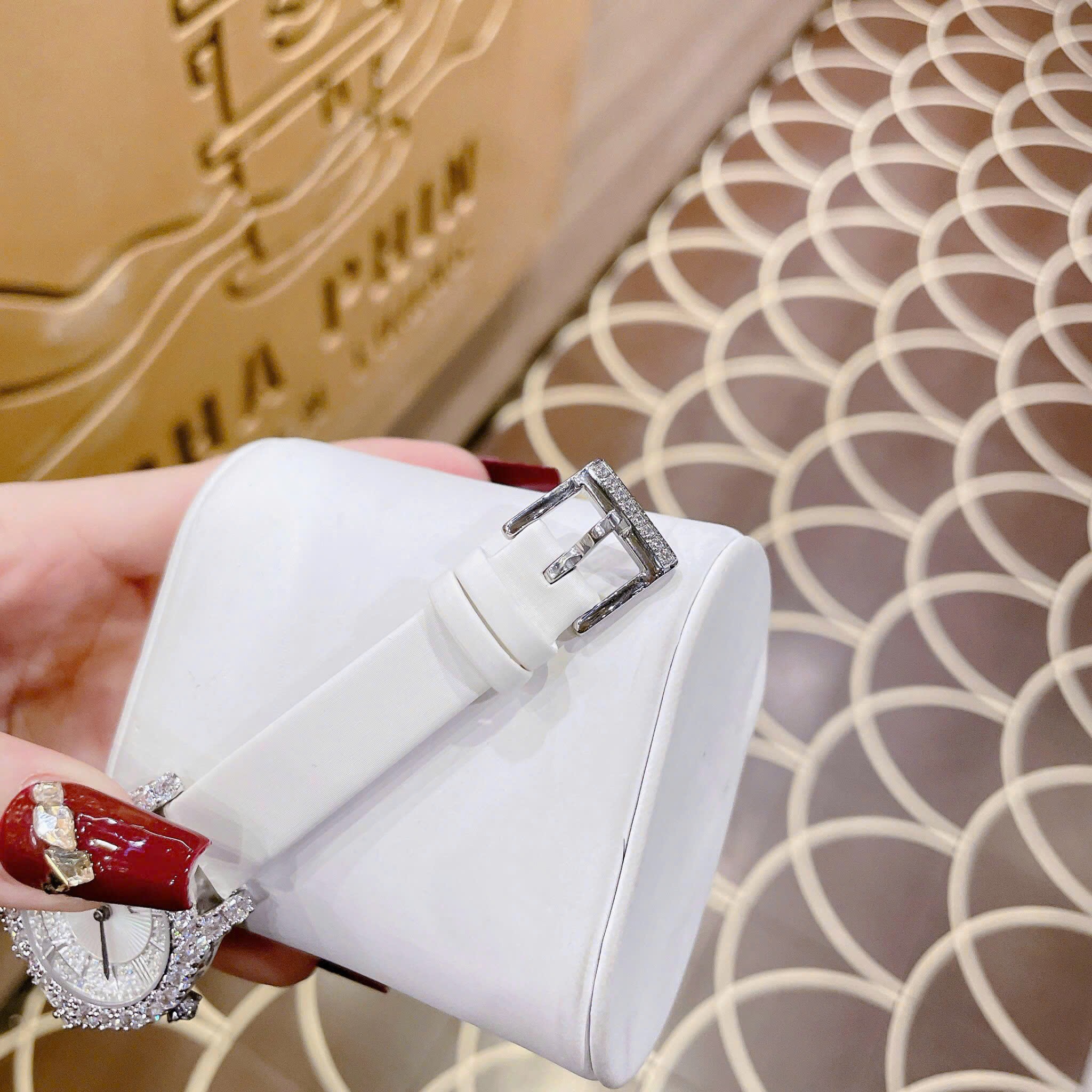 Đồng Hồ Chopard L'Heure Du Diamant |Nữ Giới |Mặt Tròn |Đính Đá |Dây Da Trắng |Máy Pin (Quartz) |Size 32mm |donghogiatot.vn