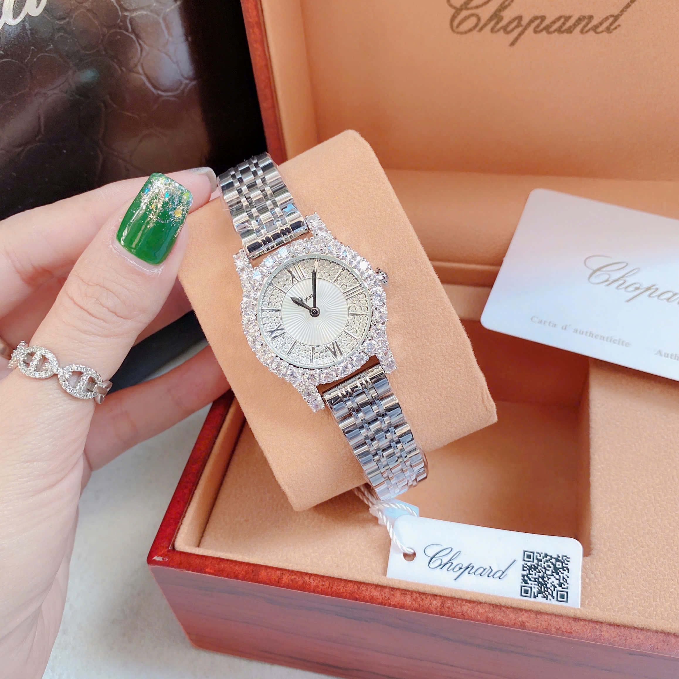 Đồng Hồ Chopard L'Heure Du Diamant |Nữ Giới |Đính Đá |Dây Kim Loại Silver |Máy Pin (Quartz) |Size 32mm |donghogiatot.vn