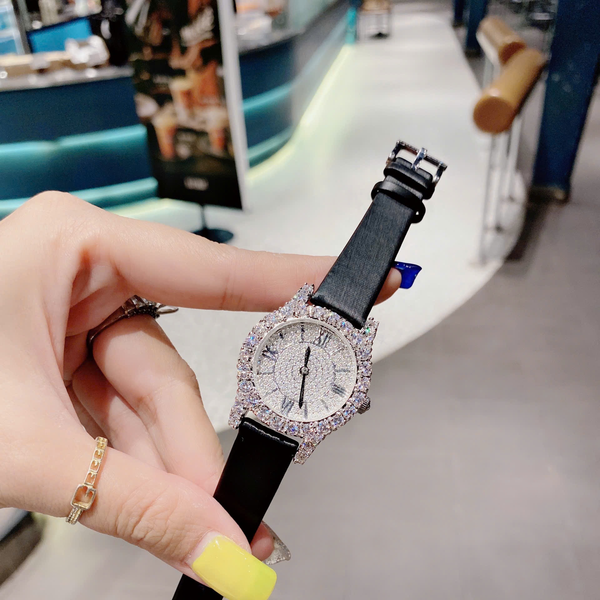 Đồng Hồ Chopard L'Heure Du Diamant |Nữ Giới |Mặt Full Đá |Dây Da Đen |Máy Pin (Quartz) |Size 32mm |donghogiatot.vn