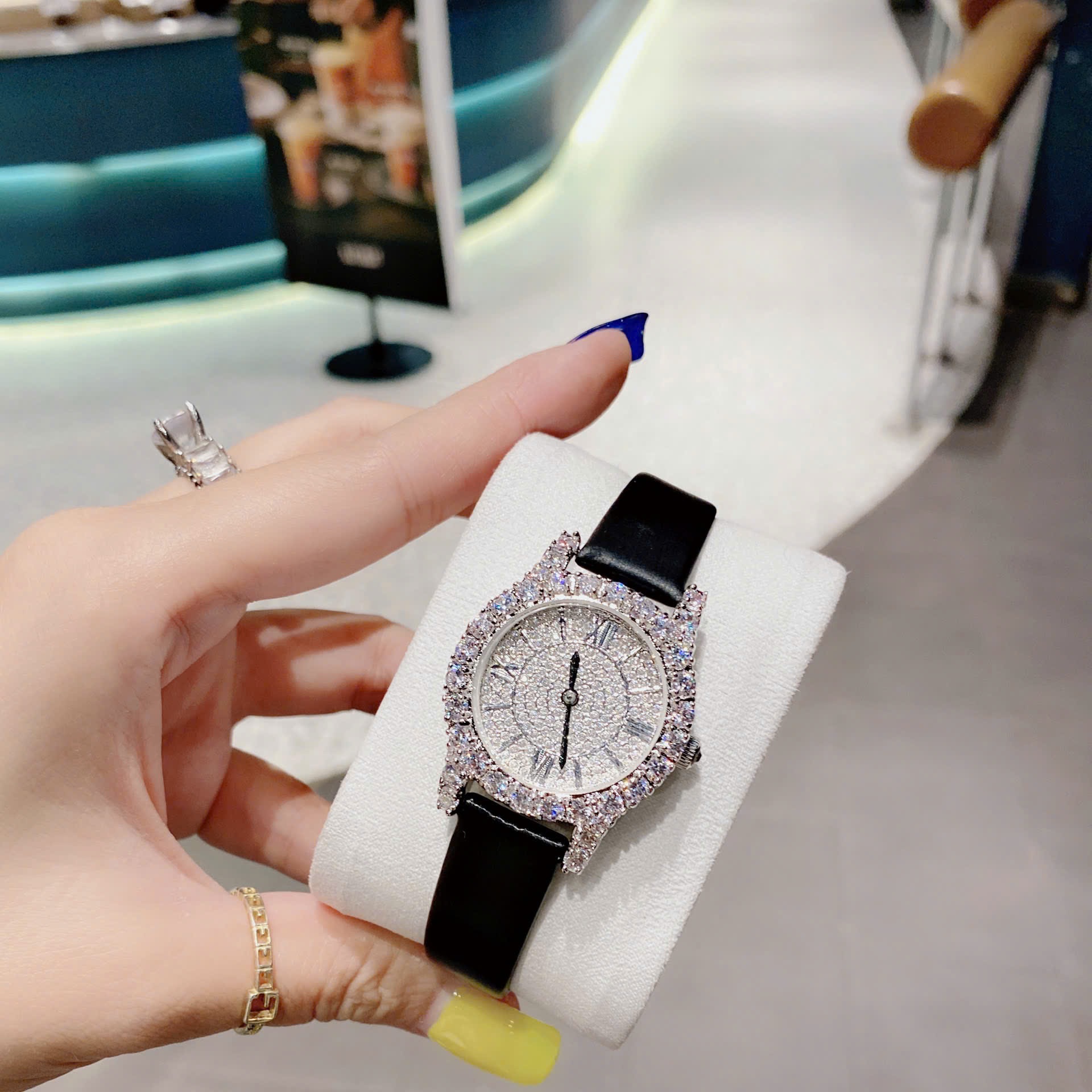 Đồng Hồ Chopard L'Heure Du Diamant |Nữ Giới |Mặt Full Đá |Dây Da Đen |Máy Pin (Quartz) |Size 32mm |donghogiatot.vn
