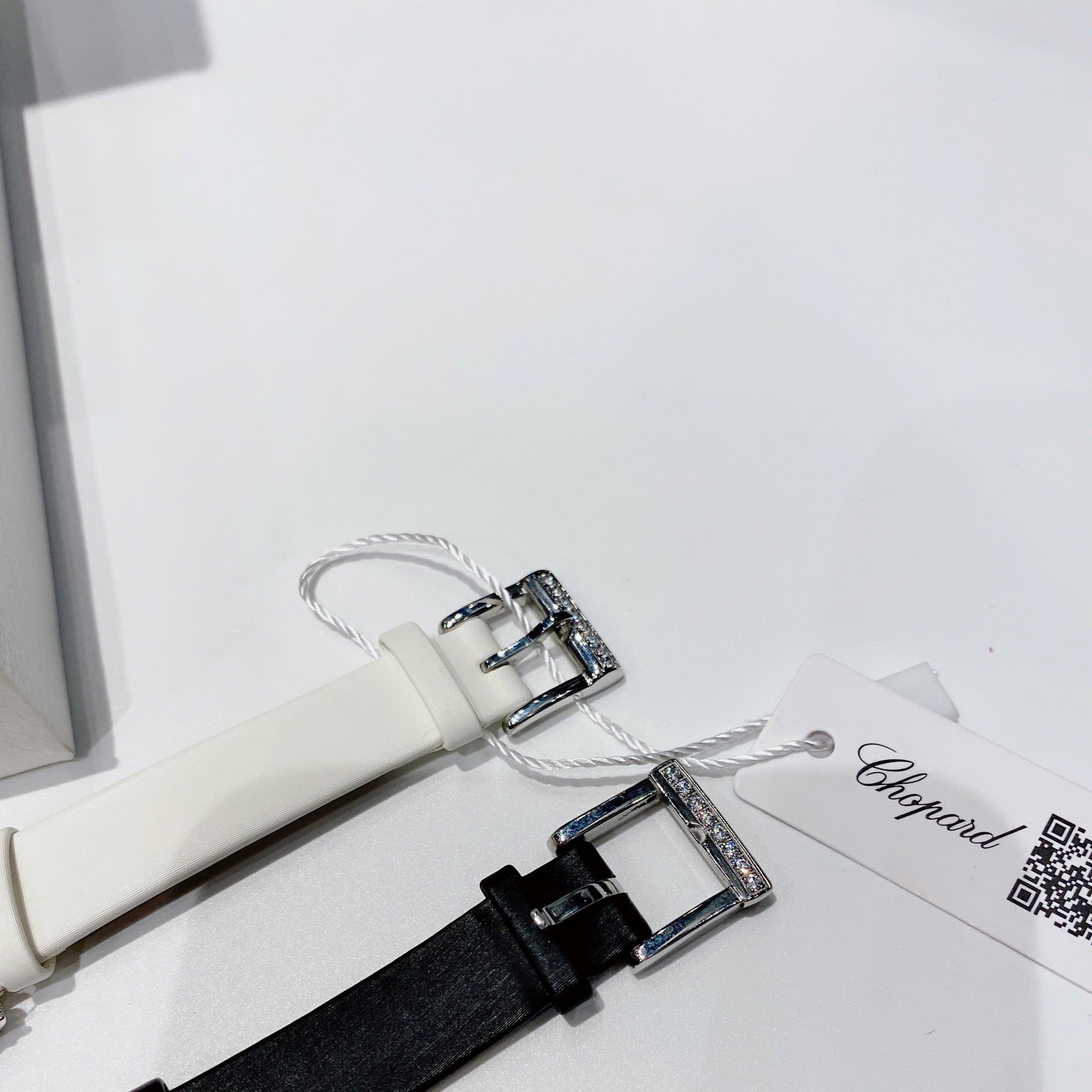 Đồng Hồ Chopard L'Heure Du Diamant |Nữ Giới |Mặt Full Đá |Dây Da Đen |Máy Pin (Quartz) |Size 32mm |donghogiatot.vn