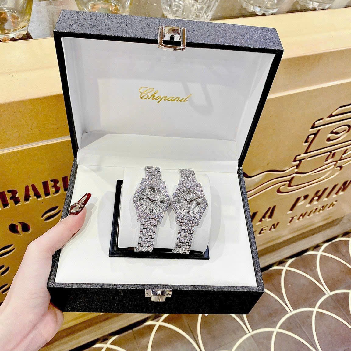 Đồng Hồ Chopard L'Heure Du Diamant |Nữ Giới |Mặt Tròn |Full Đá |Dây Kim Loại |Máy Pin (Quartz) |Size 32mm |donghogiatot.vn