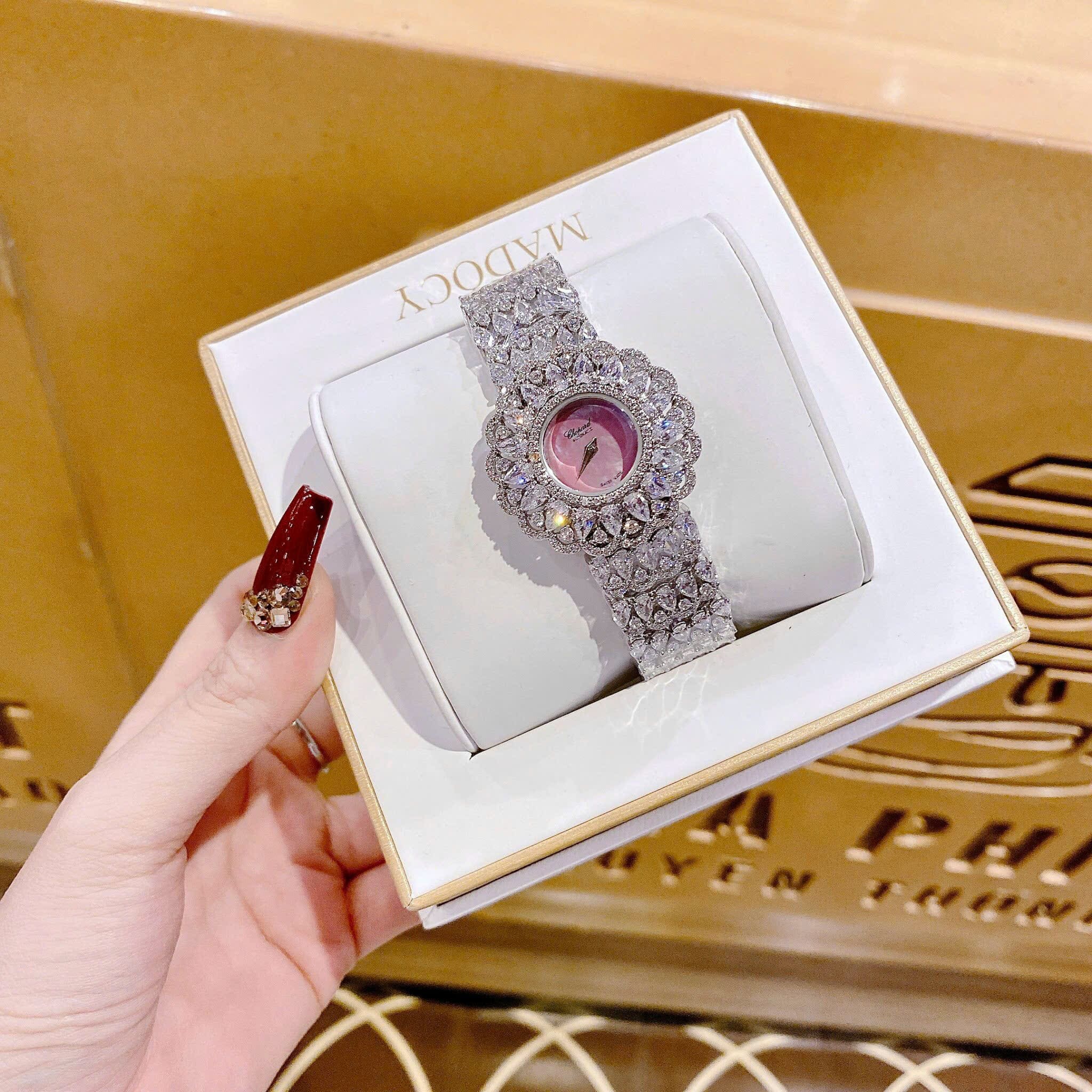 Đồng Hồ Chopard Mặt Bông Hoa |Nữ Giới |Màu Hồng |Vòng Tay Đính Đá Silver |Máy Pin (Quartz) |Size 32mm |donghogiatot.vn