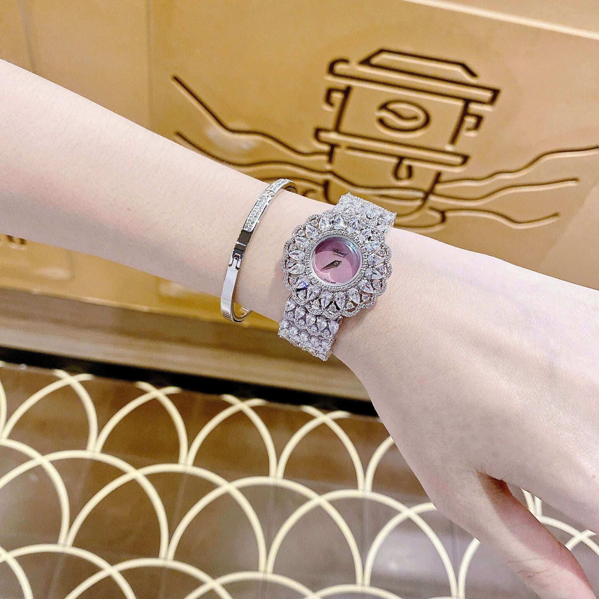 Đồng Hồ Chopard Mặt Bông Hoa |Nữ Giới |Màu Hồng |Vòng Tay Đính Đá Silver |Máy Pin (Quartz) |Size 32mm |donghogiatot.vn