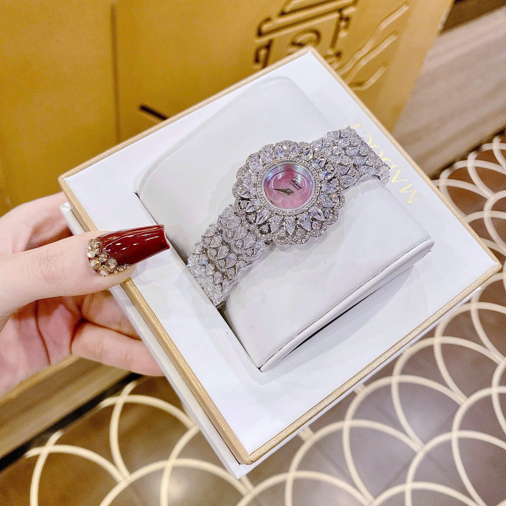 Đồng Hồ Chopard Mặt Bông Hoa |Nữ Giới |Màu Hồng |Vòng Tay Đính Đá Silver |Máy Pin (Quartz) |Size 32mm |donghogiatot.vn