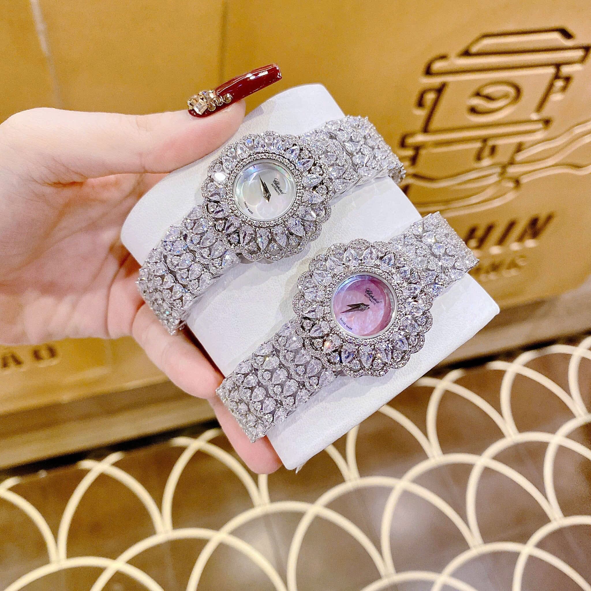 Đồng Hồ Chopard Mặt Bông Hoa |Nữ Giới |Màu Hồng |Vòng Tay Đính Đá Silver |Máy Pin (Quartz) |Size 32mm |donghogiatot.vn