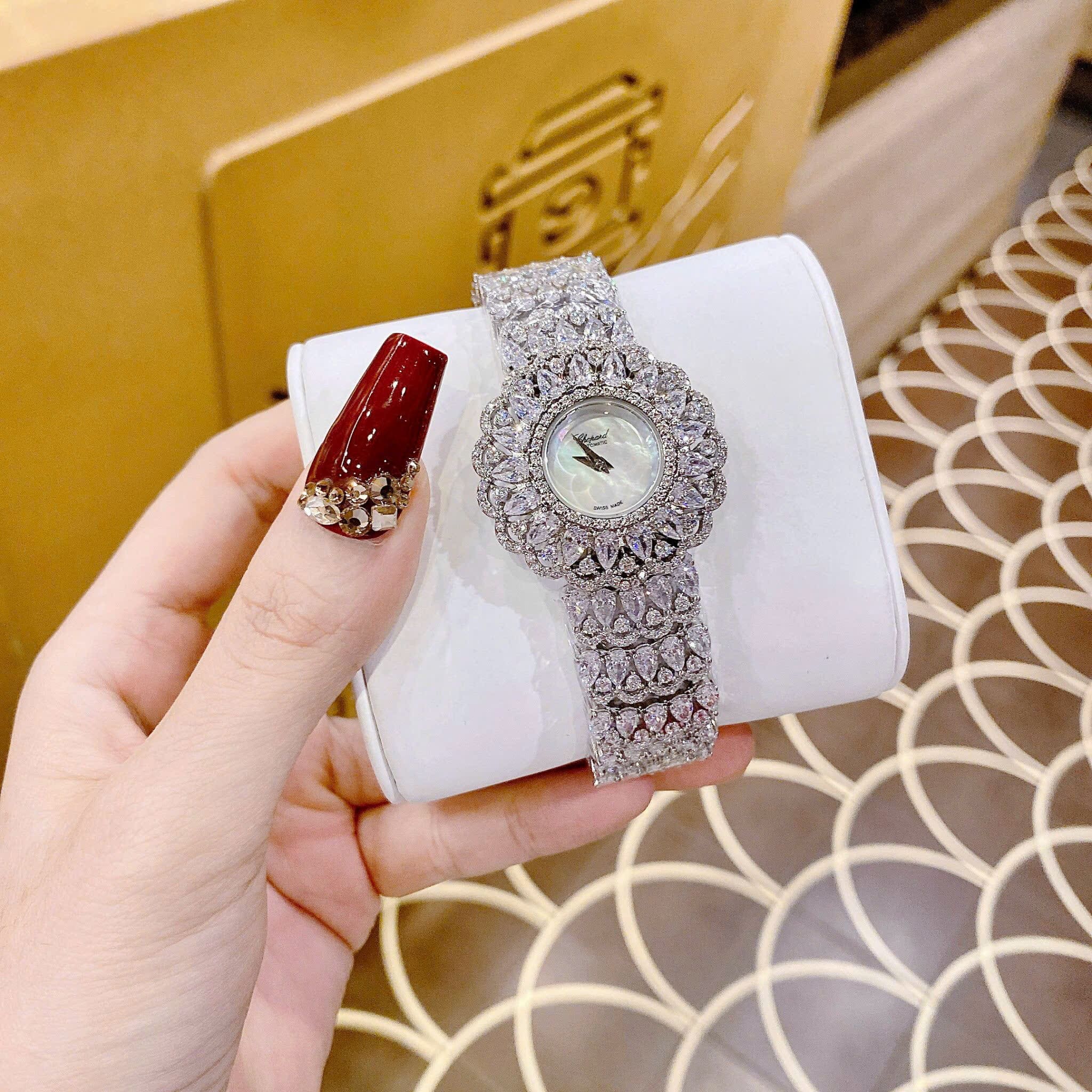 Đồng Hồ Chopard Bông Hoa |Nữ Giới |Mặt Xà Cừ |Dây Kim Loại Đính Đá |Máy Pin (Quartz) |Size 32mm |donghogiatot.vn