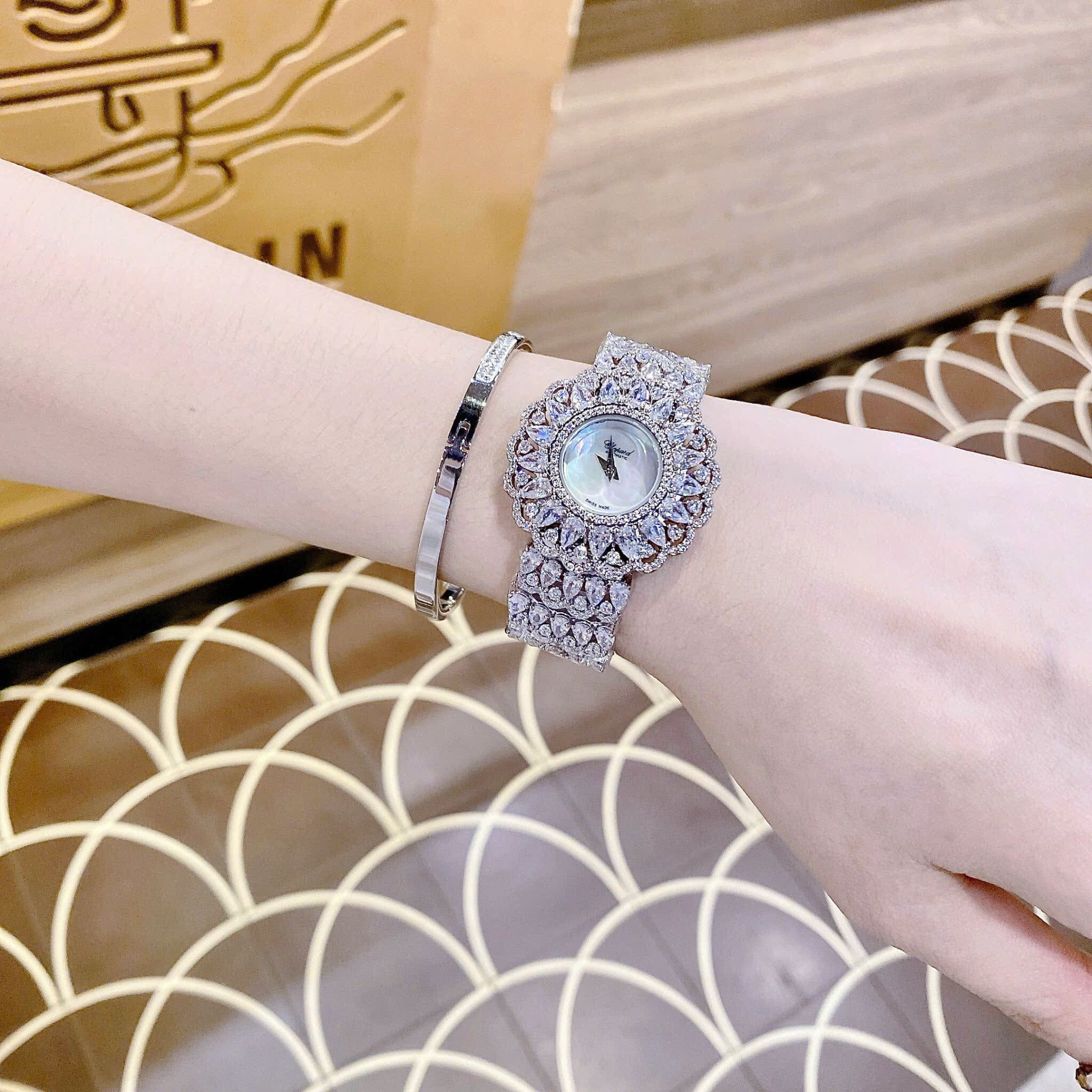 Đồng Hồ Chopard Bông Hoa |Nữ Giới |Mặt Xà Cừ |Dây Kim Loại Đính Đá |Máy Pin (Quartz) |Size 32mm |donghogiatot.vn