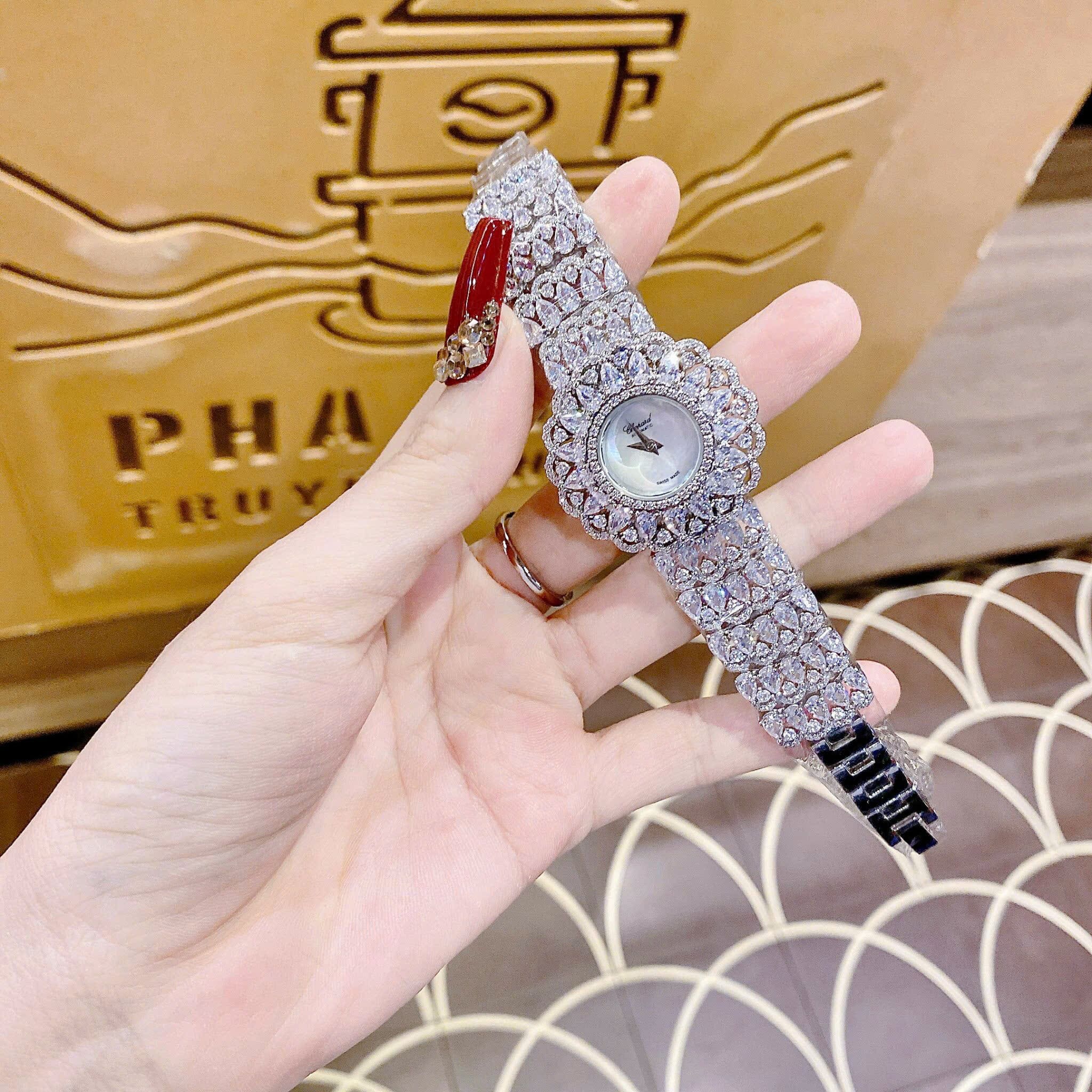 Đồng Hồ Chopard Bông Hoa |Nữ Giới |Mặt Xà Cừ |Dây Kim Loại Đính Đá |Máy Pin (Quartz) |Size 32mm |donghogiatot.vn