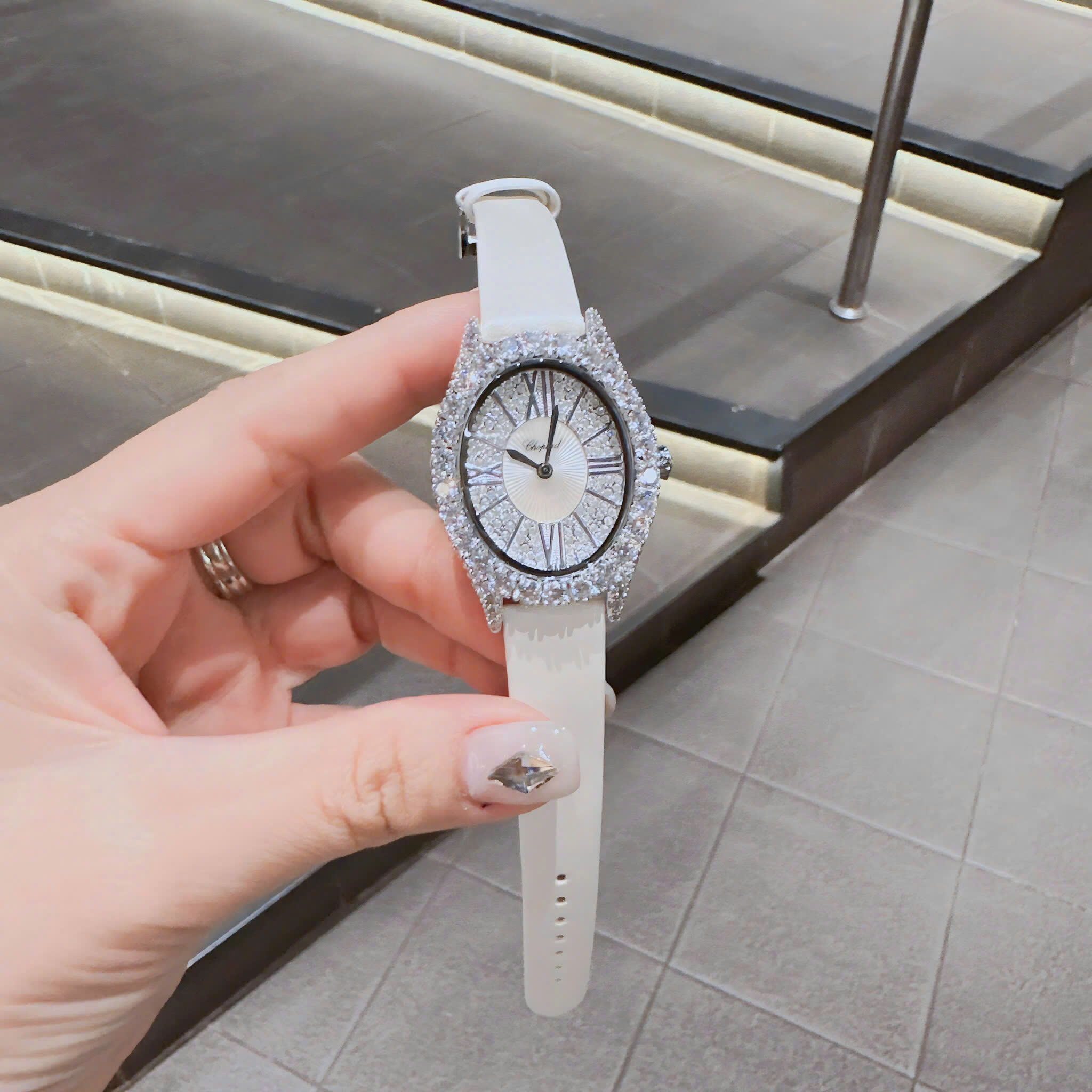 Đồng Hồ Chopard Mặt Elip |Nữ Giới |Full Đá Swarovski |Dây Da Trắng |Máy Pin (Quartz) |Size 32mm |donghogiatot.vn