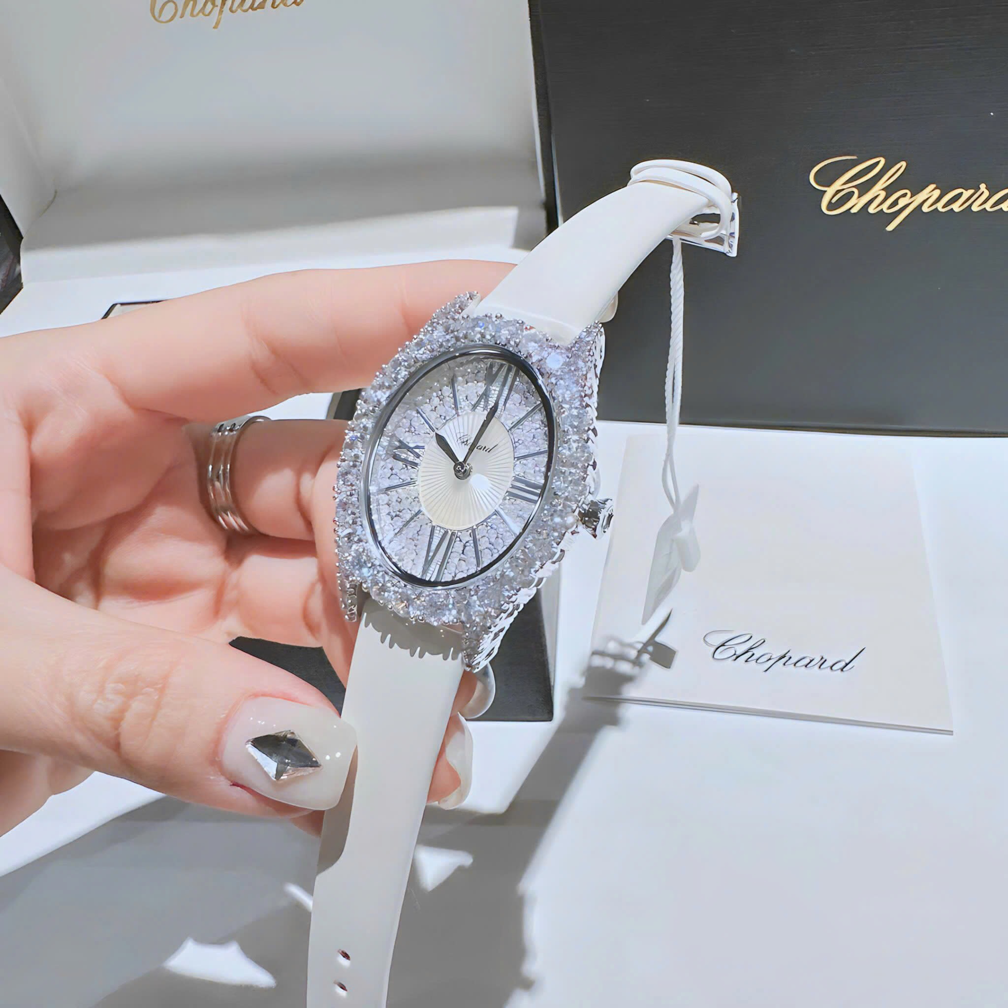 Đồng Hồ Chopard Mặt Elip |Nữ Giới |Full Đá Swarovski |Dây Da Trắng |Máy Pin (Quartz) |Size 32mm |donghogiatot.vn